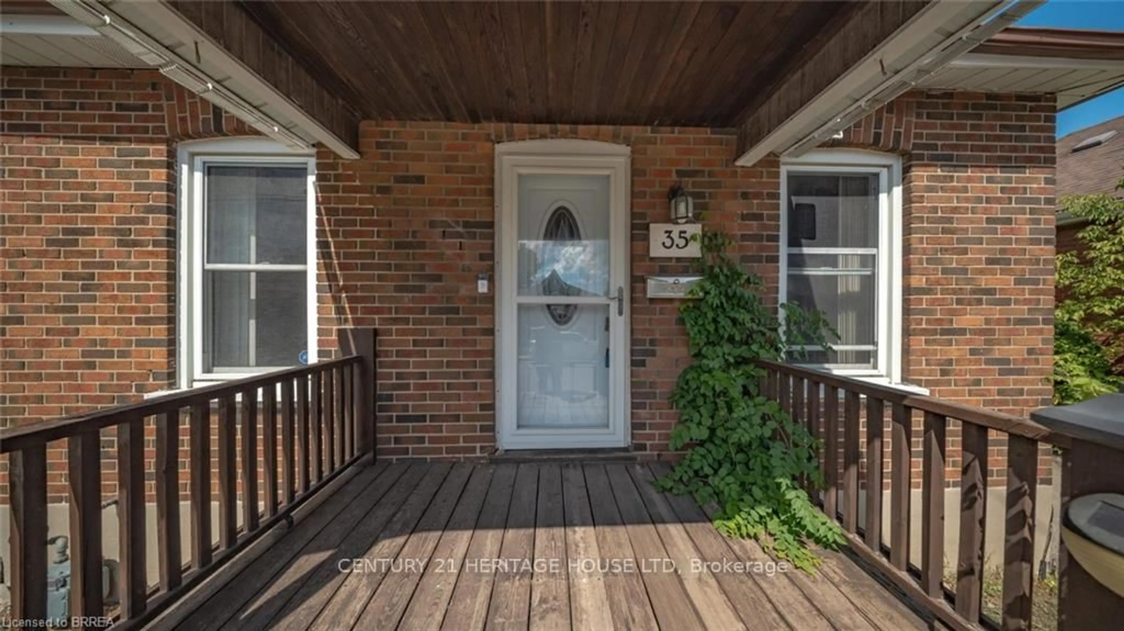 Indoor entryway for 35 Salisbury Ave, Brantford Ontario N3S 1M6