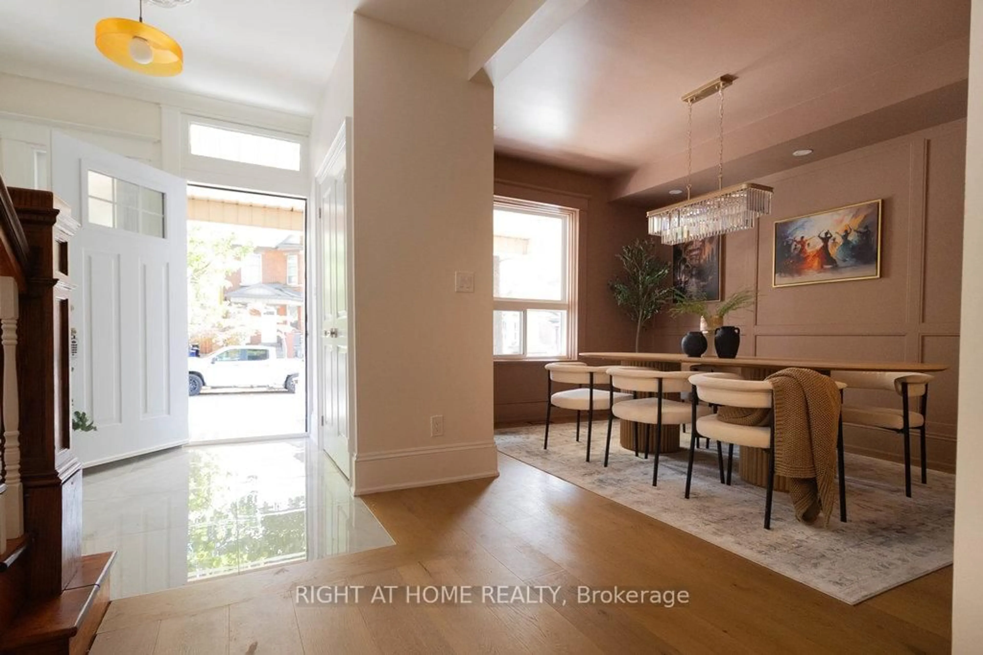 Indoor entryway for 24 Strathcona Ave, Hamilton Ontario L8P 4H9