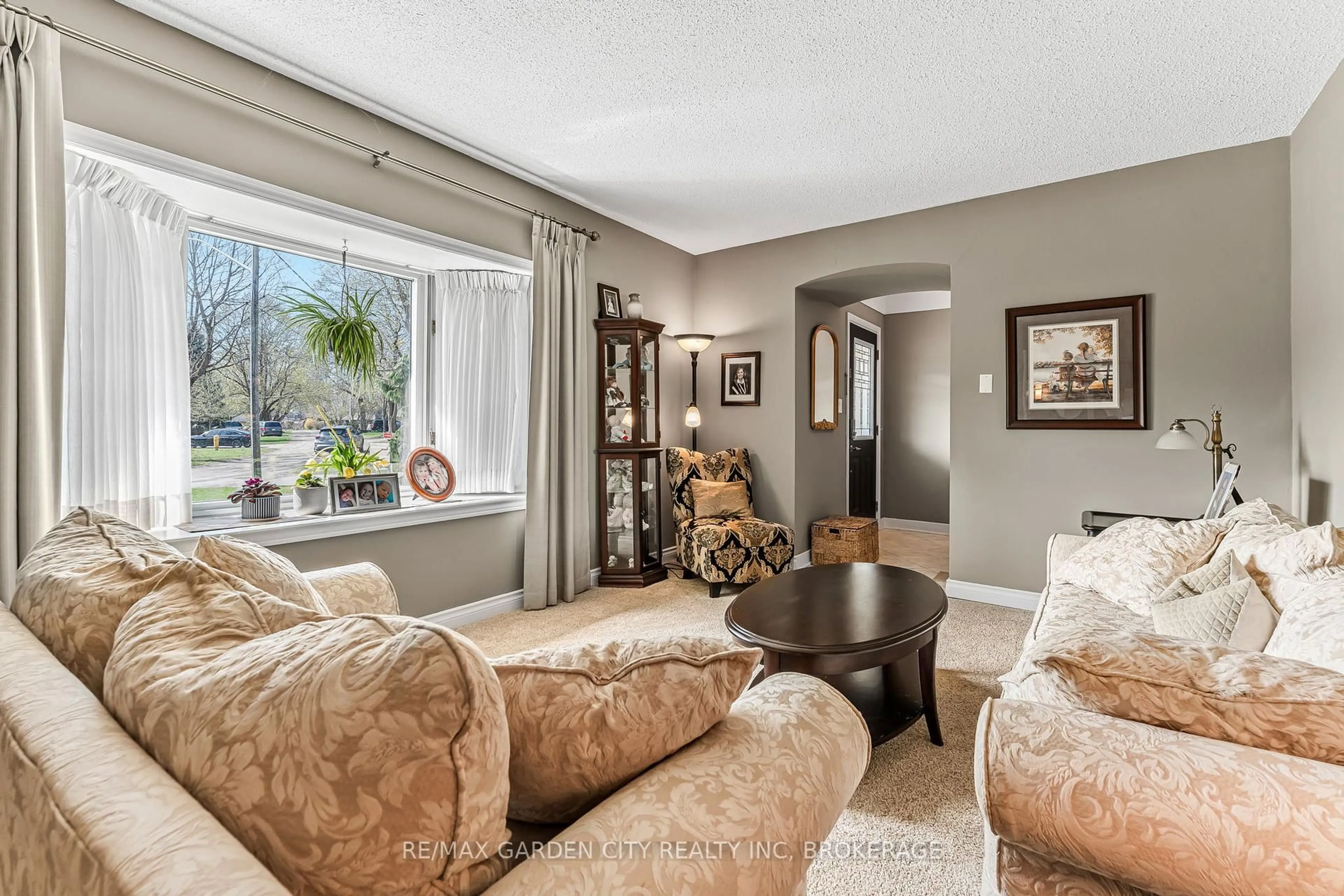 Living room with furniture, unknown for 14 Peachtree Pkwy, Pelham Ontario L0S 1E0