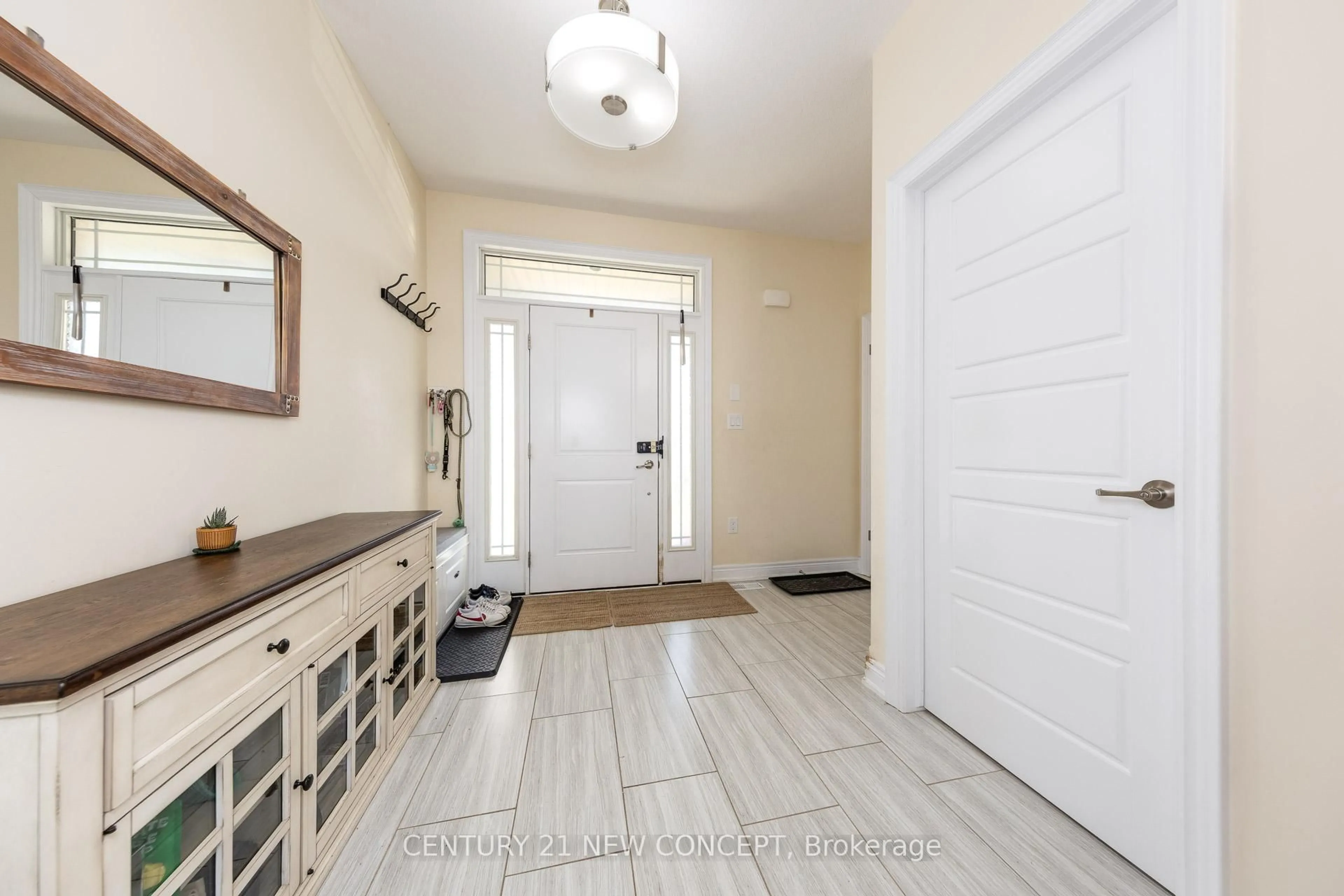 Indoor entryway for 7225 Optimist Lane, Niagara Falls Ontario L2E 0B3