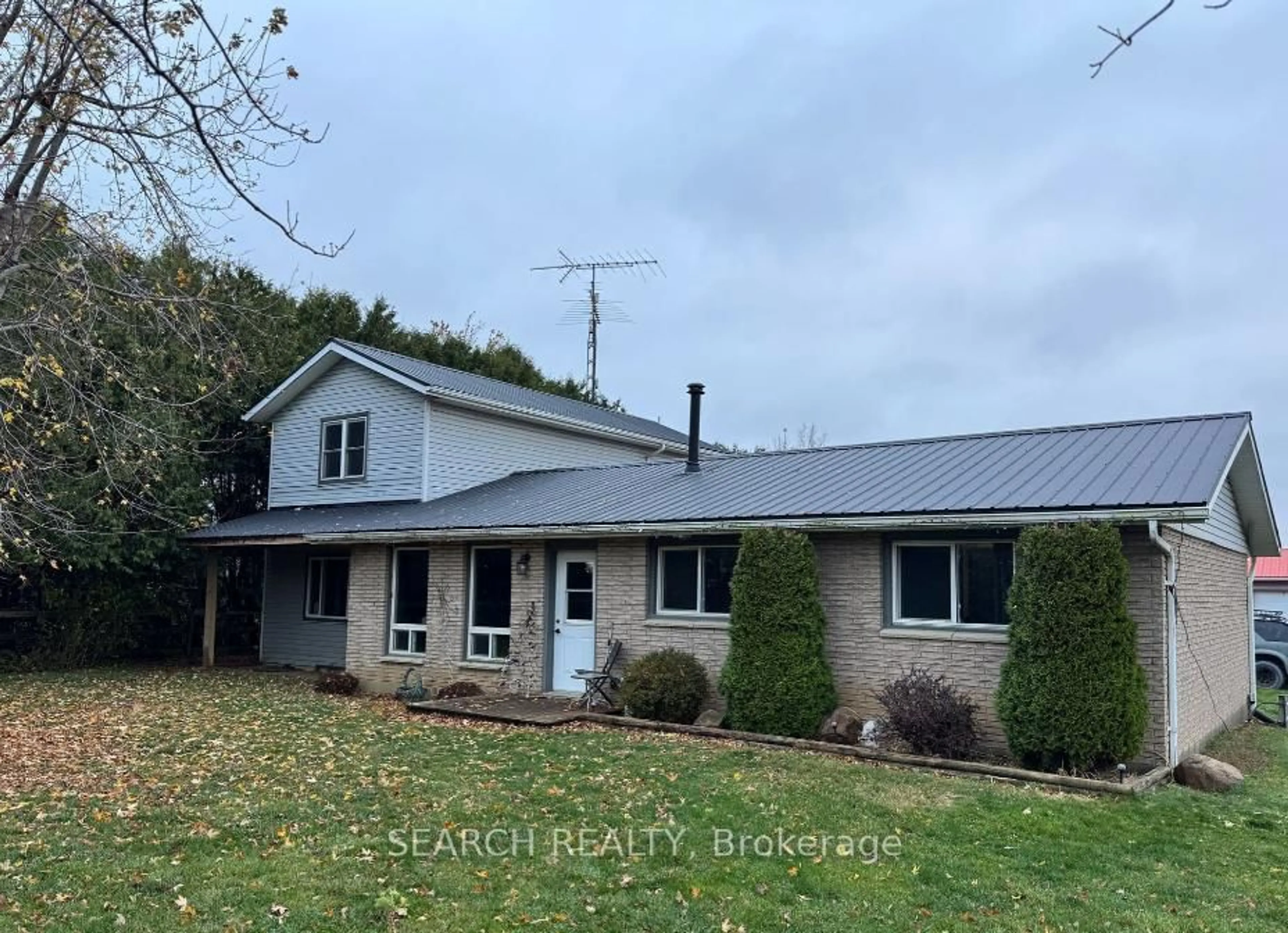 A pic from outside/outdoor area/front of a property/back of a property/a pic from drone, building for 19311 Gore Rd, Chatham-Kent Ontario N0P 1A0