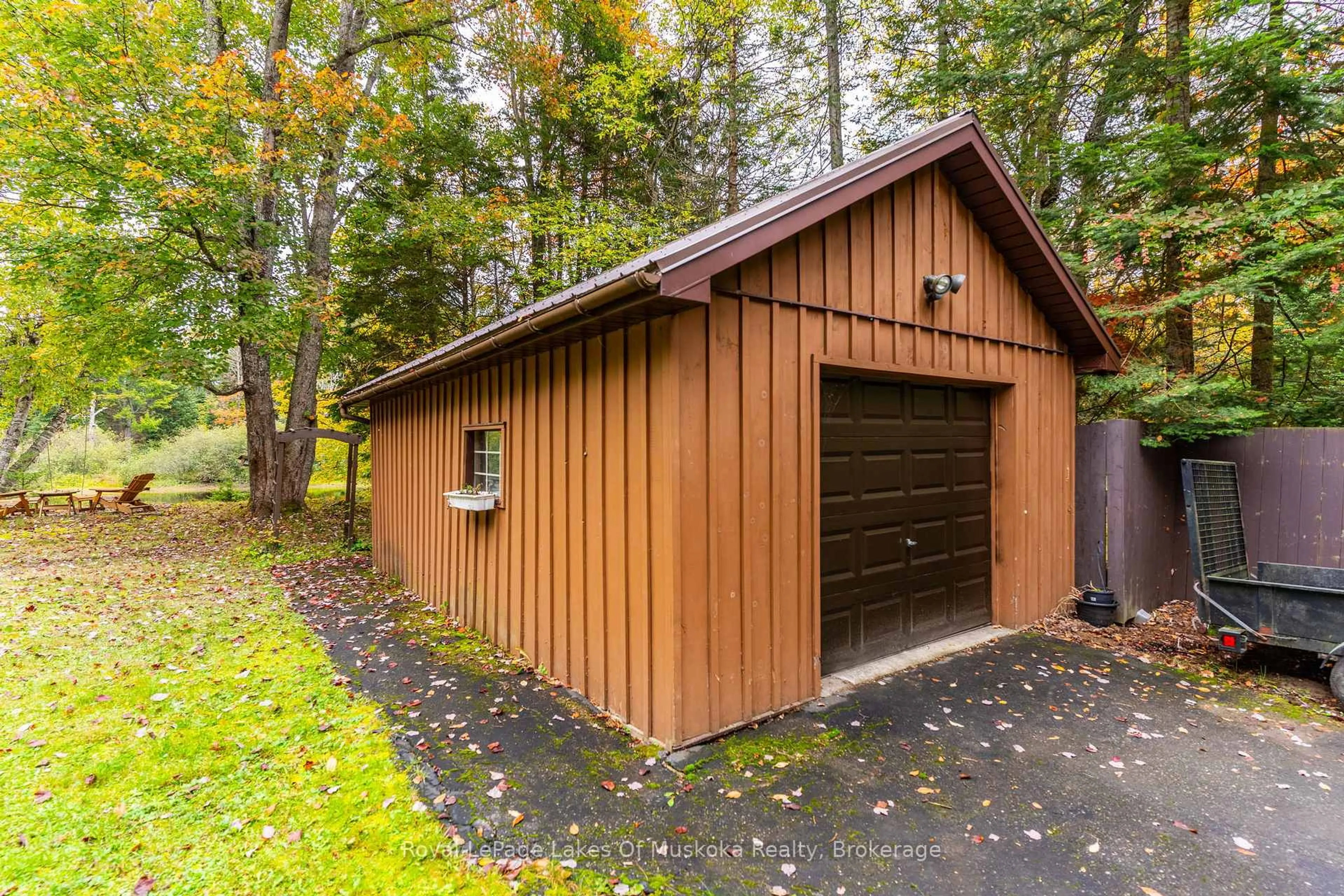 Indoor garage for 29 Ascott Lane, Huntsville Ontario P0B 1L0