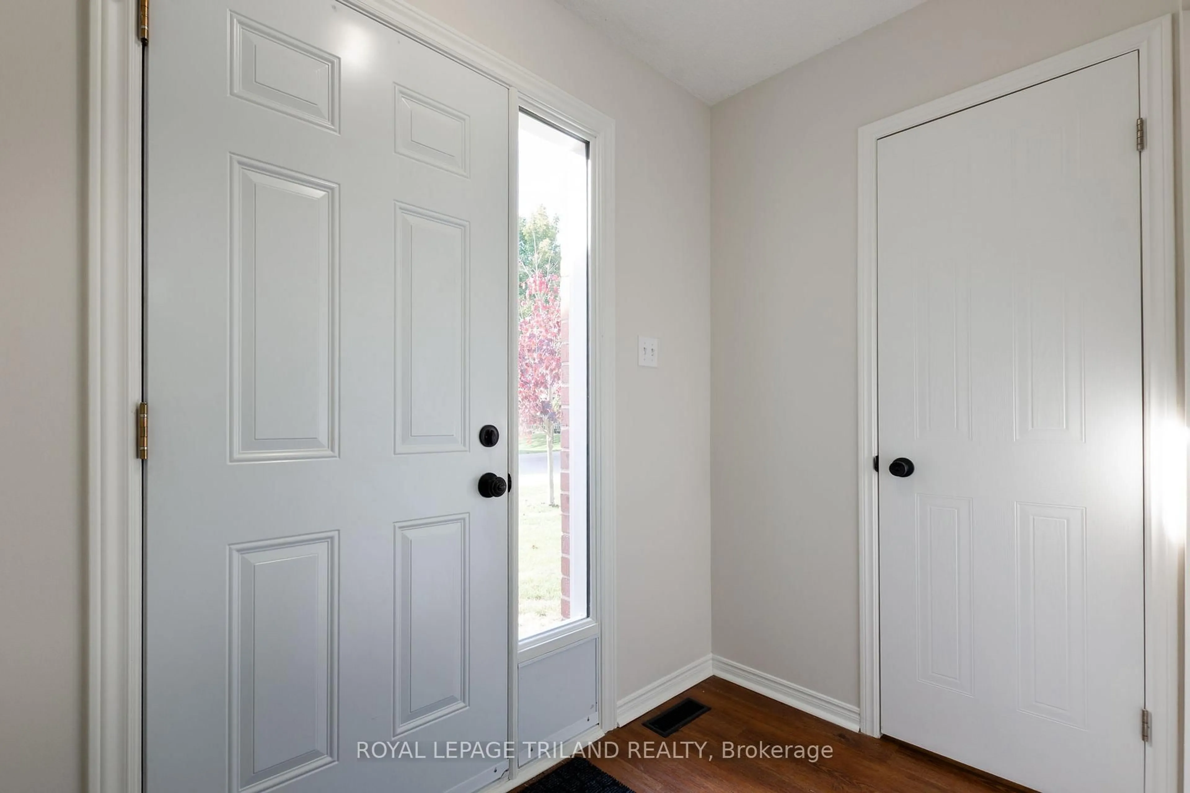Indoor entryway for 131 Bonaventure Dr #32, London East Ontario N5V 4H8