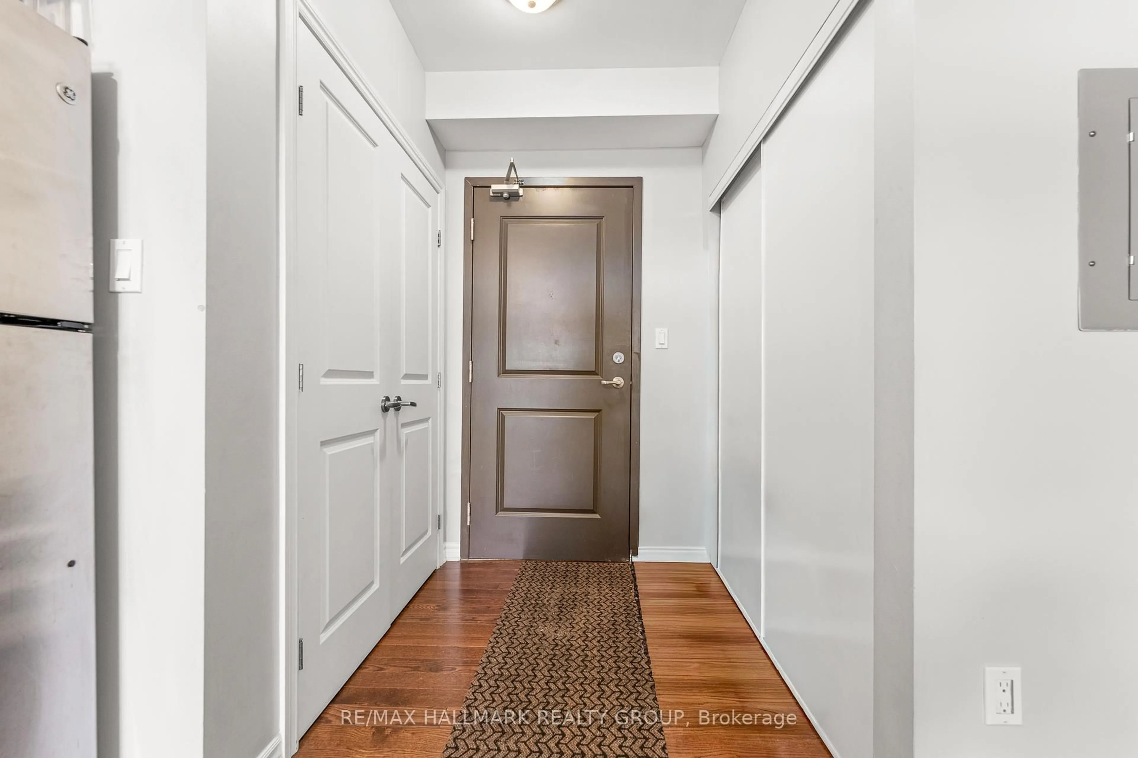 Indoor entryway for 429 Kent St #202, Ottawa Ontario K2P 1B5