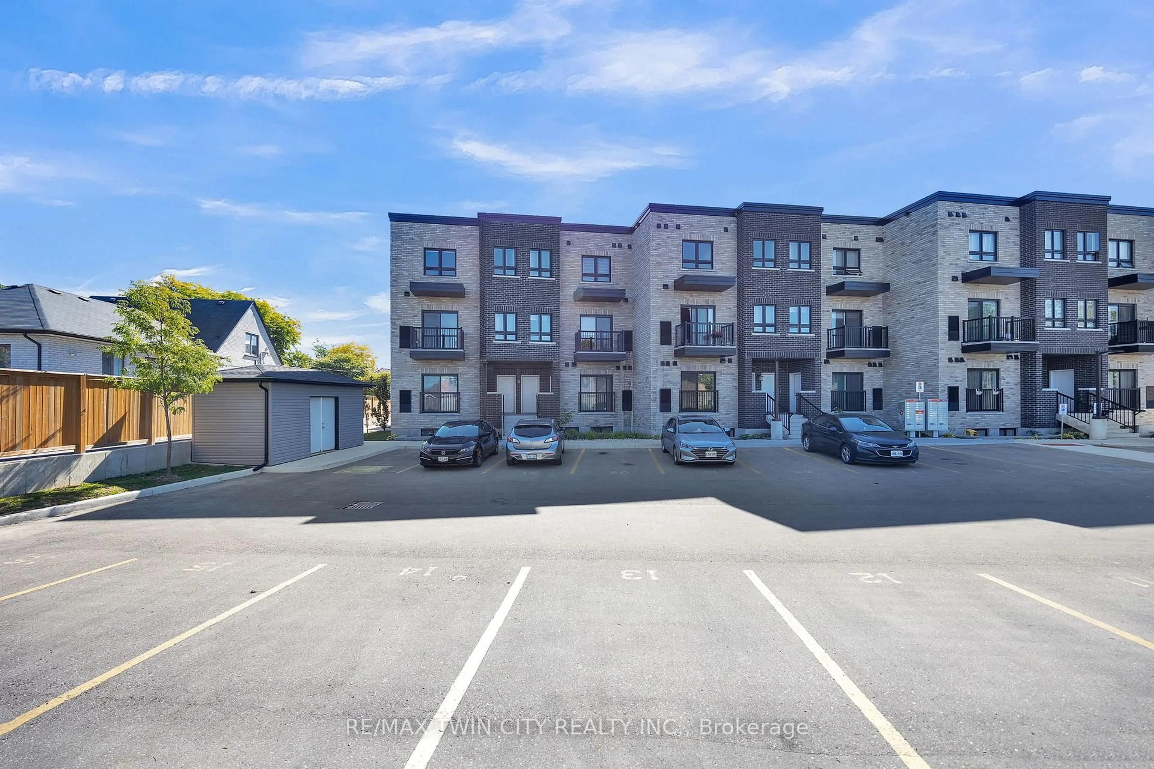 A pic from outside/outdoor area/front of a property/back of a property/a pic from drone, building for 600 Victoria St #23, Kitchener Ontario N2M 0C3