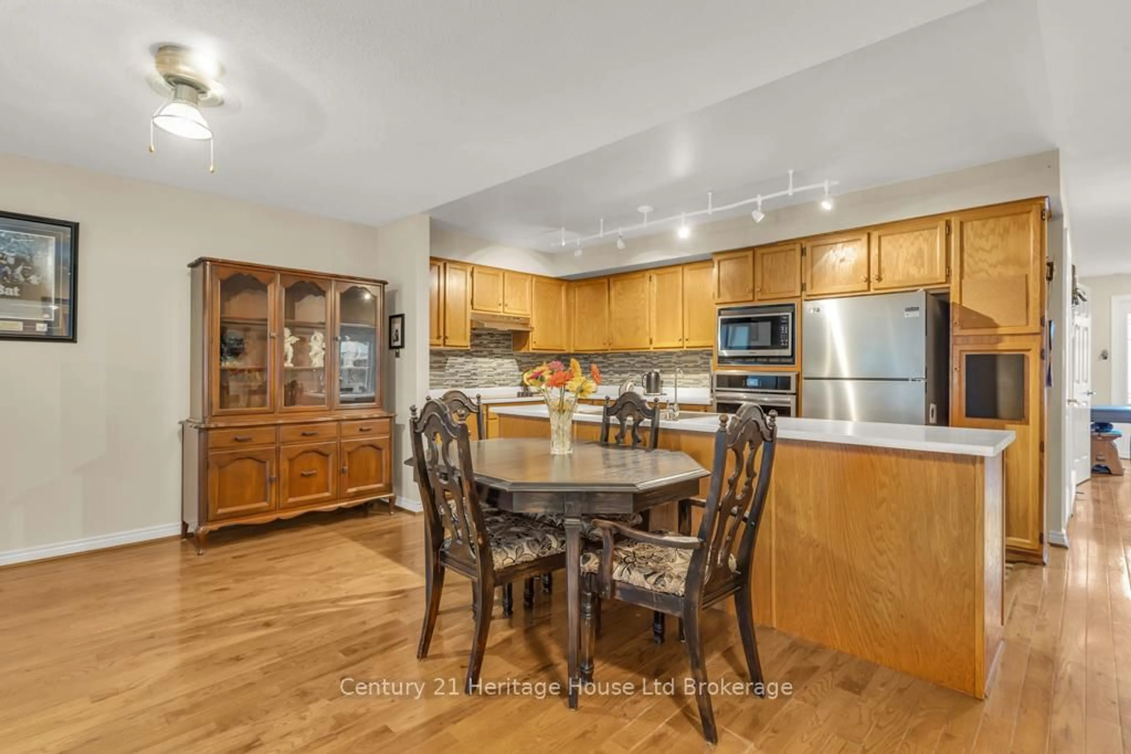 Open concept kitchen, wood/laminate floor for 26 Seres Dr, Tillsonburg Ontario N4G 5G1