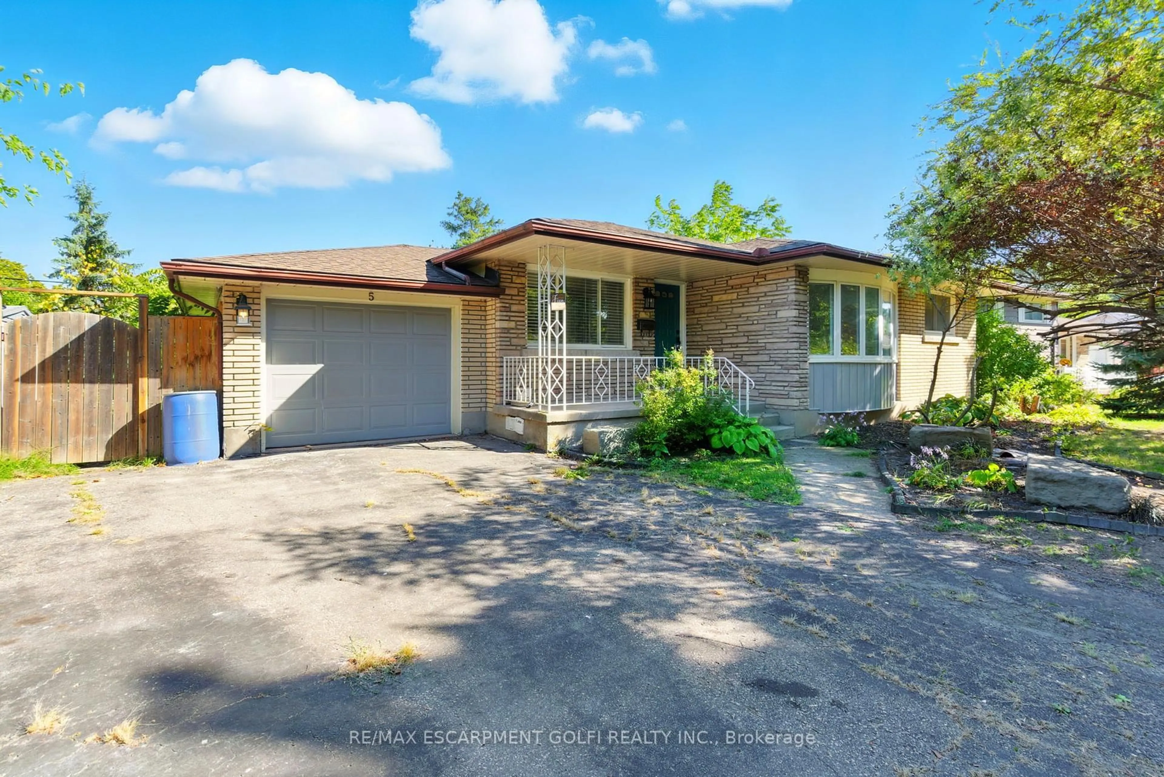 A pic from outside/outdoor area/front of a property/back of a property/a pic from drone, street for 5 Windermere Rd, St. Catharines Ontario L2T 3W1