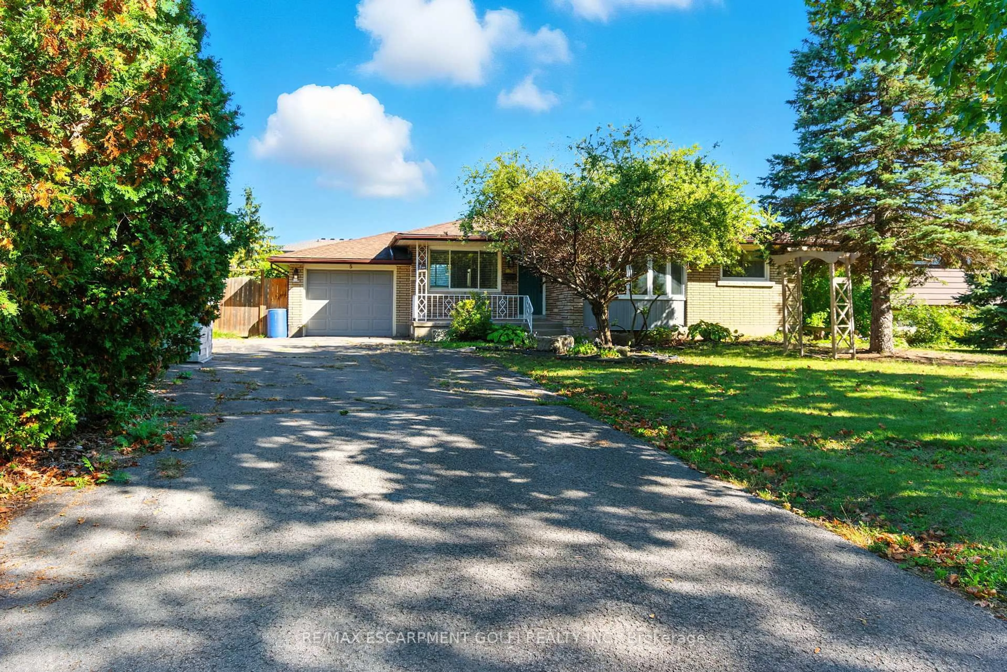 A pic from outside/outdoor area/front of a property/back of a property/a pic from drone, street for 5 Windermere Rd, St. Catharines Ontario L2T 3W1