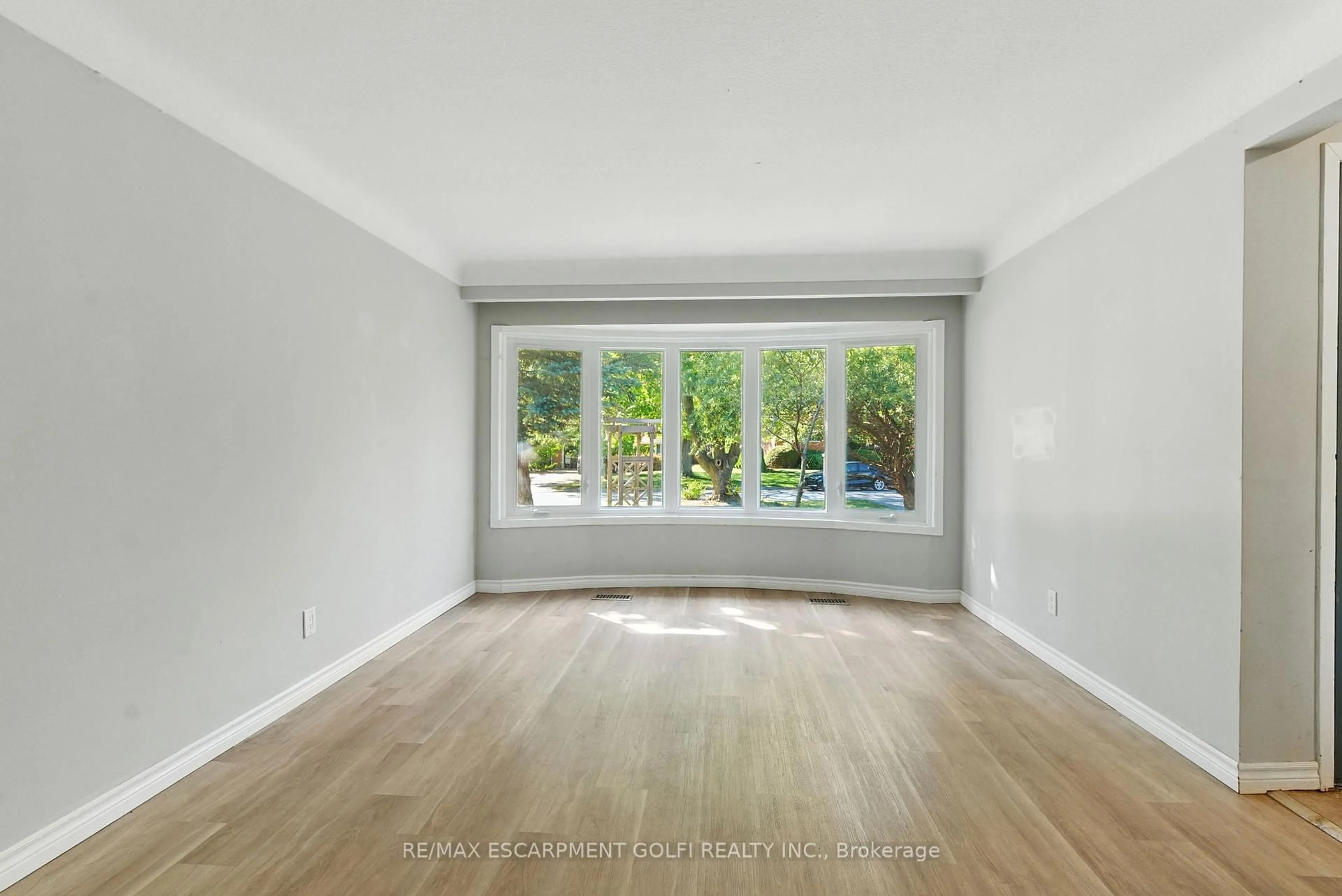A pic of a room for 5 Windermere Rd, St. Catharines Ontario L2T 3W1