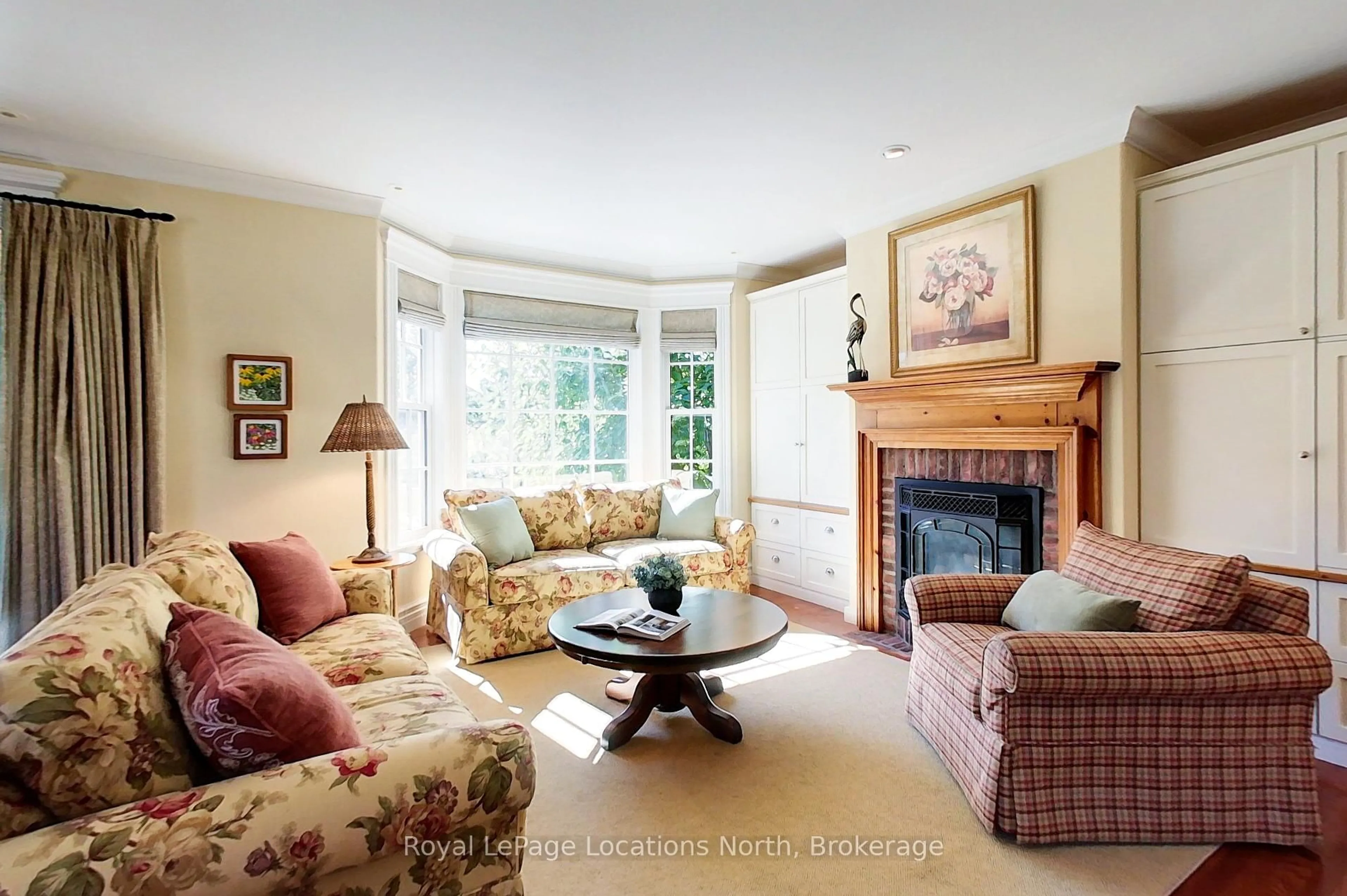 Living room with furniture, unknown for 202 Snowbridge Way, Blue Mountains Ontario L9Y 0V1