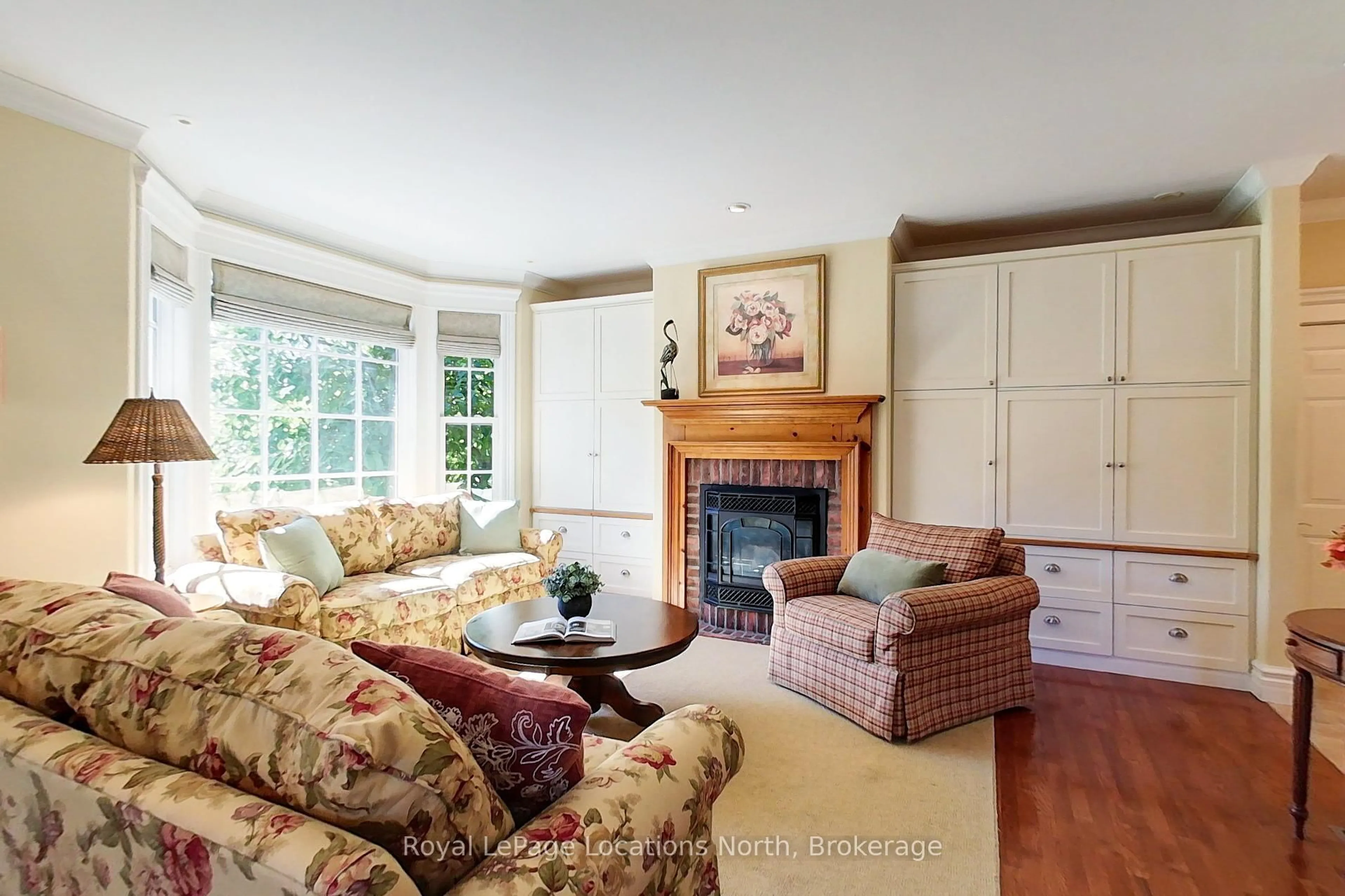 Living room with furniture, unknown for 202 Snowbridge Way, Blue Mountains Ontario L9Y 0V1