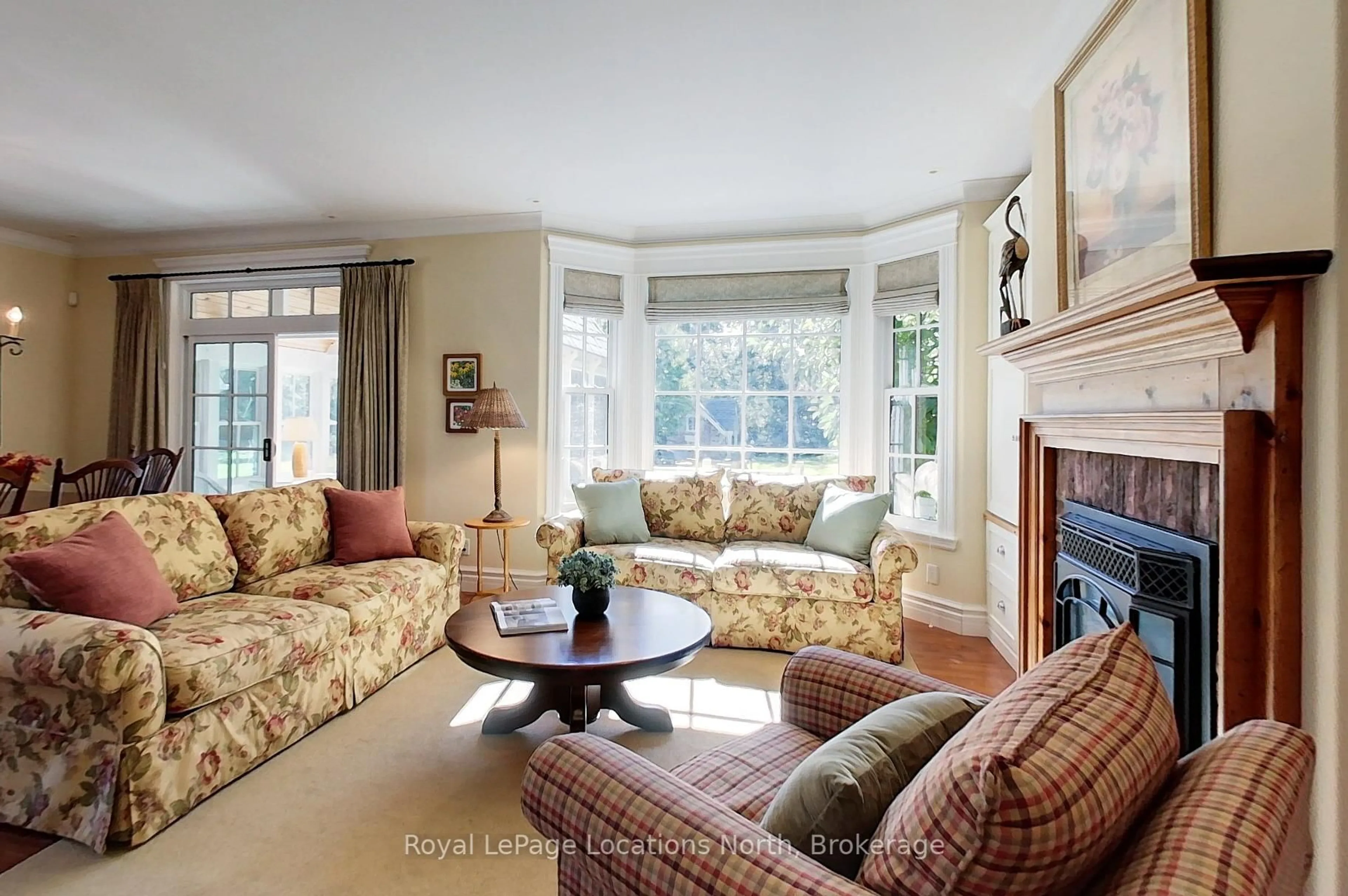 Living room with furniture, unknown for 202 Snowbridge Way, Blue Mountains Ontario L9Y 0V1