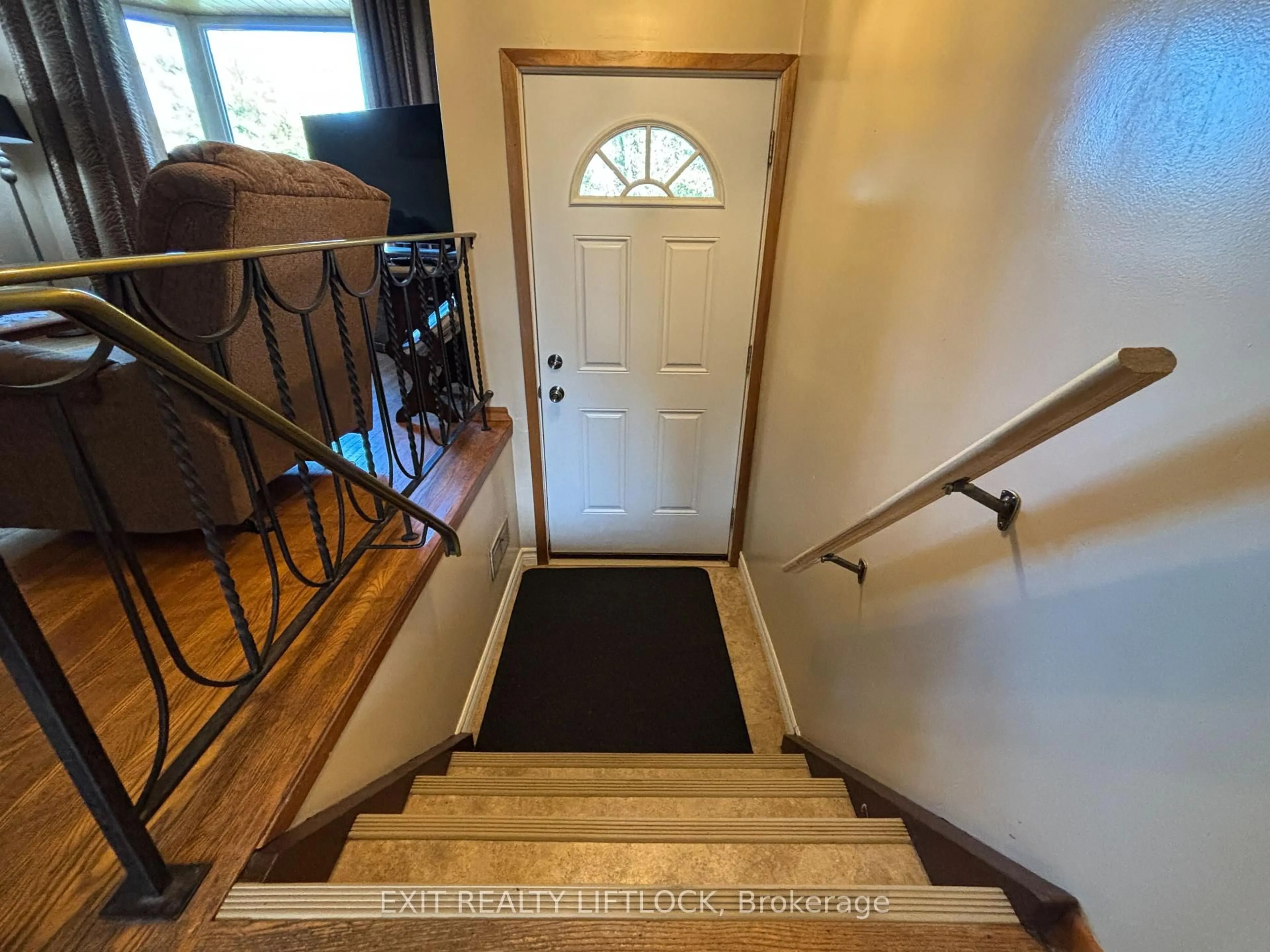 Indoor entryway for 1276 Beavis Blvd, Selwyn Ontario K0L 1H0