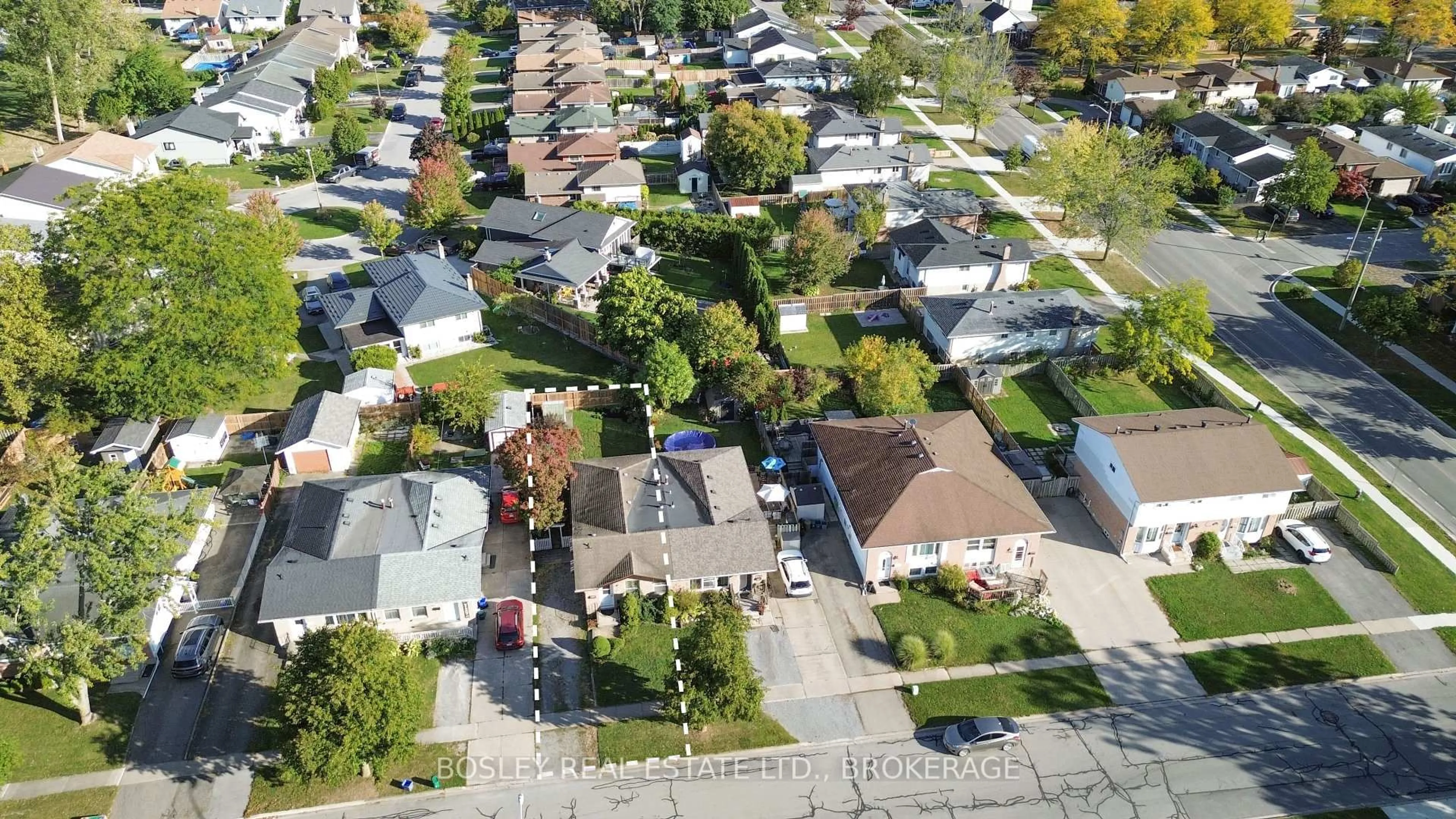 A pic from outside/outdoor area/front of a property/back of a property/a pic from drone, street for 7782 Jubilee Dr, Niagara Falls Ontario L2G 7J6
