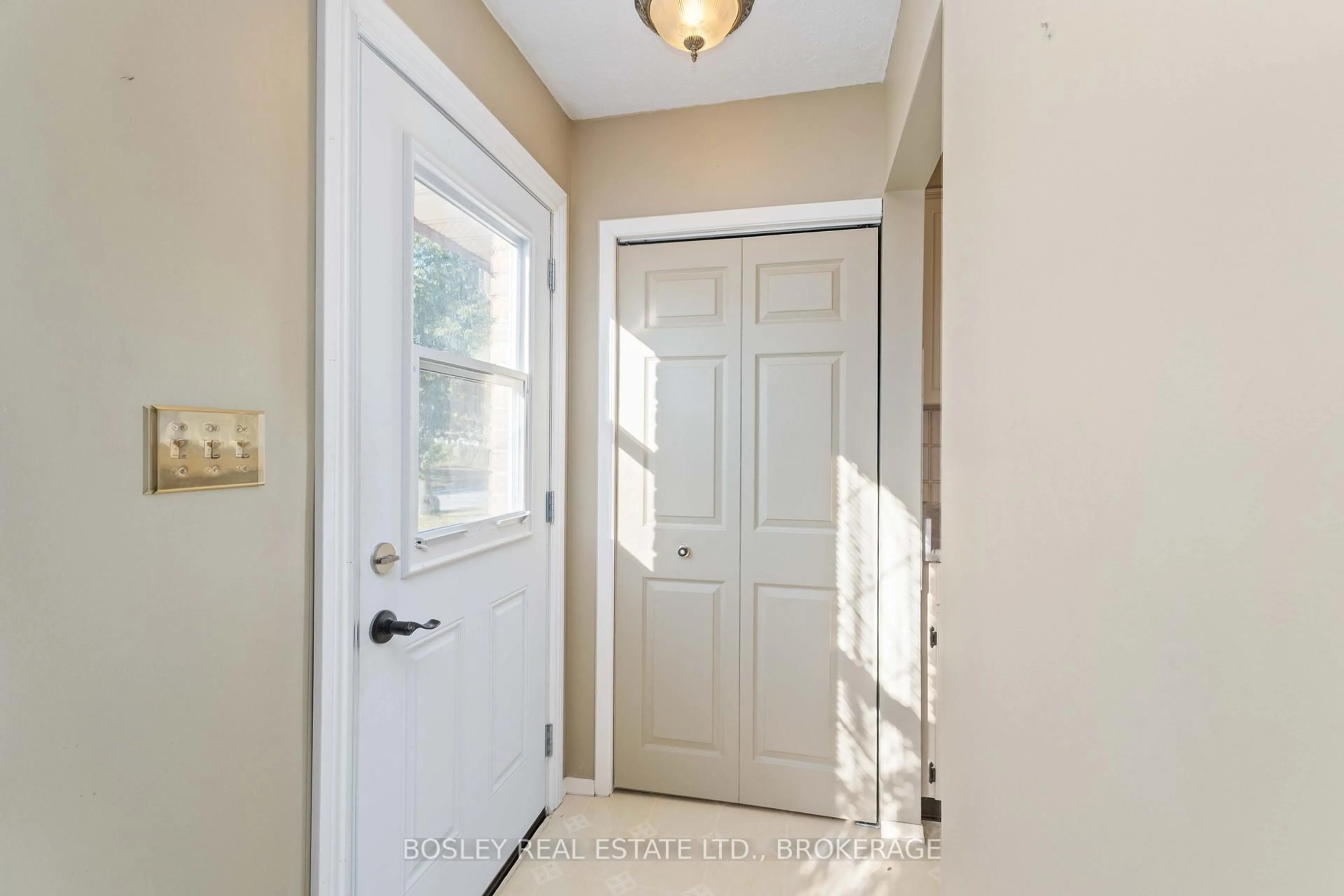 Indoor entryway for 7782 Jubilee Dr, Niagara Falls Ontario L2G 7J6