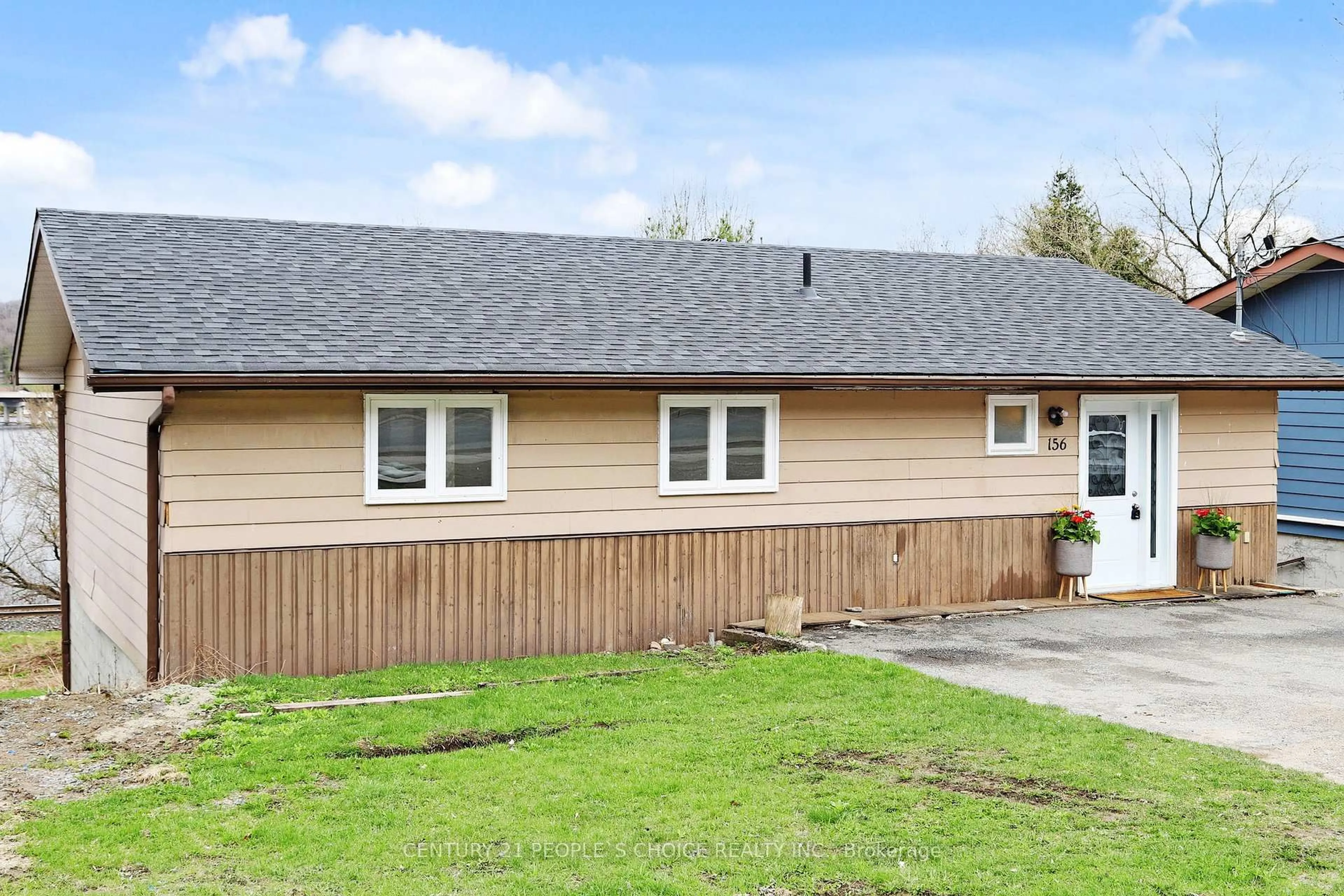 Home with vinyl exterior material, street for 156 Main St, Huntsville Ontario P1H 1X8