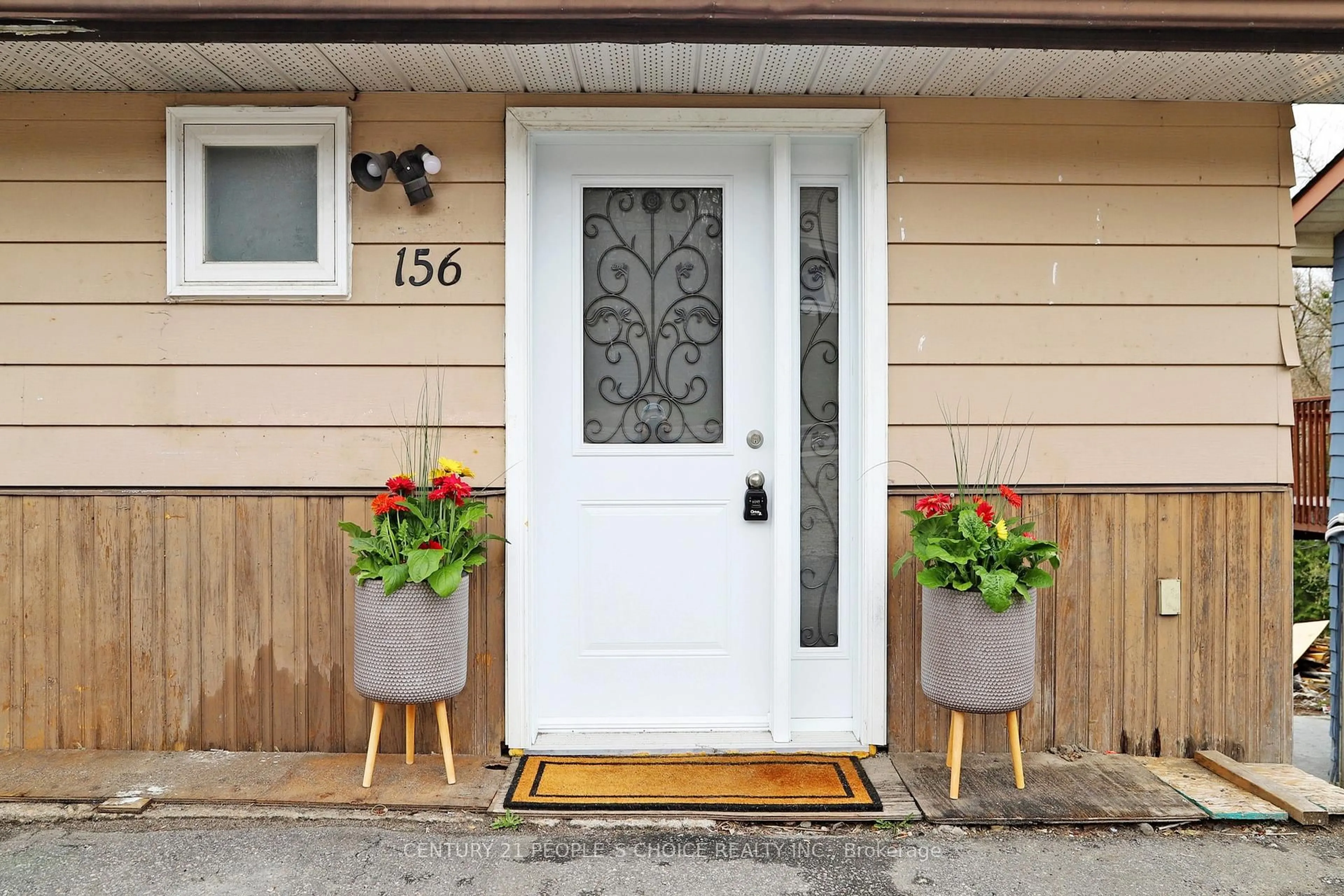Indoor entryway for 156 Main St, Huntsville Ontario P1H 1X8
