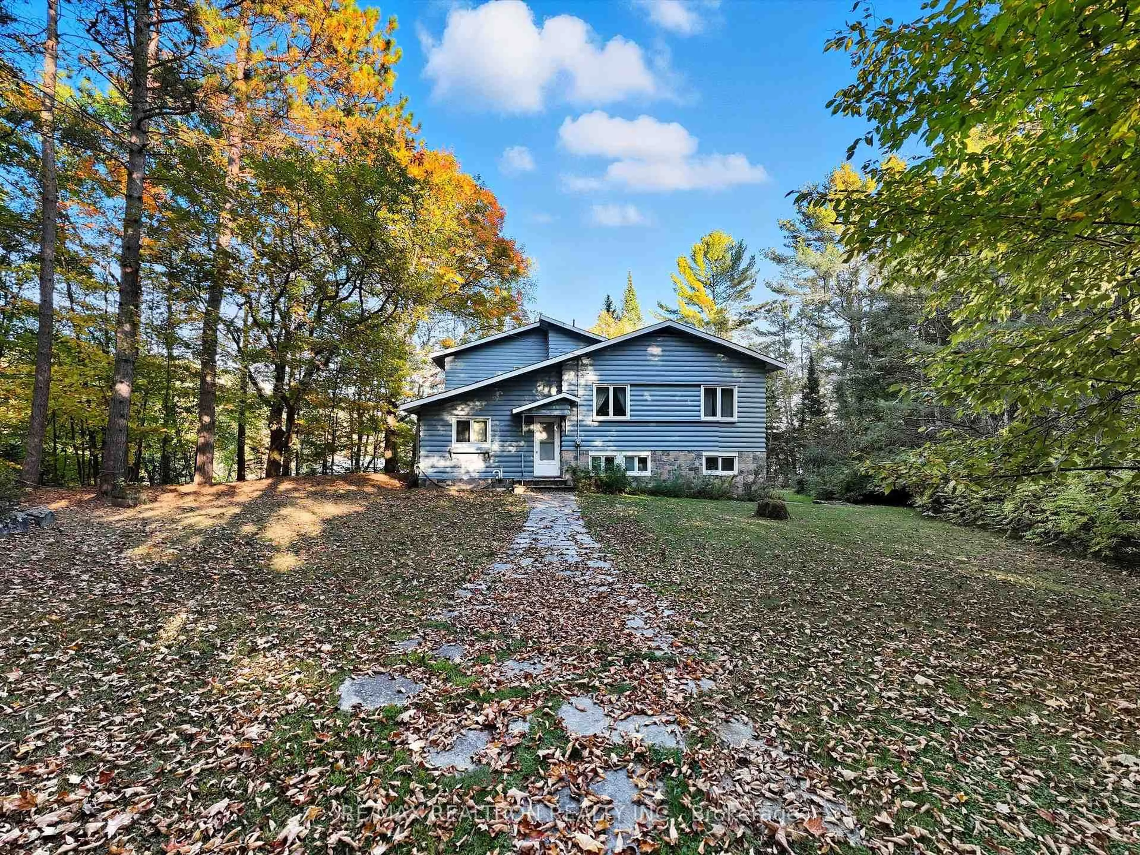 A pic from outside/outdoor area/front of a property/back of a property/a pic from drone, water/lake/river/ocean view for 23 Rocky Dr, Huntsville Ontario P1H 2J2
