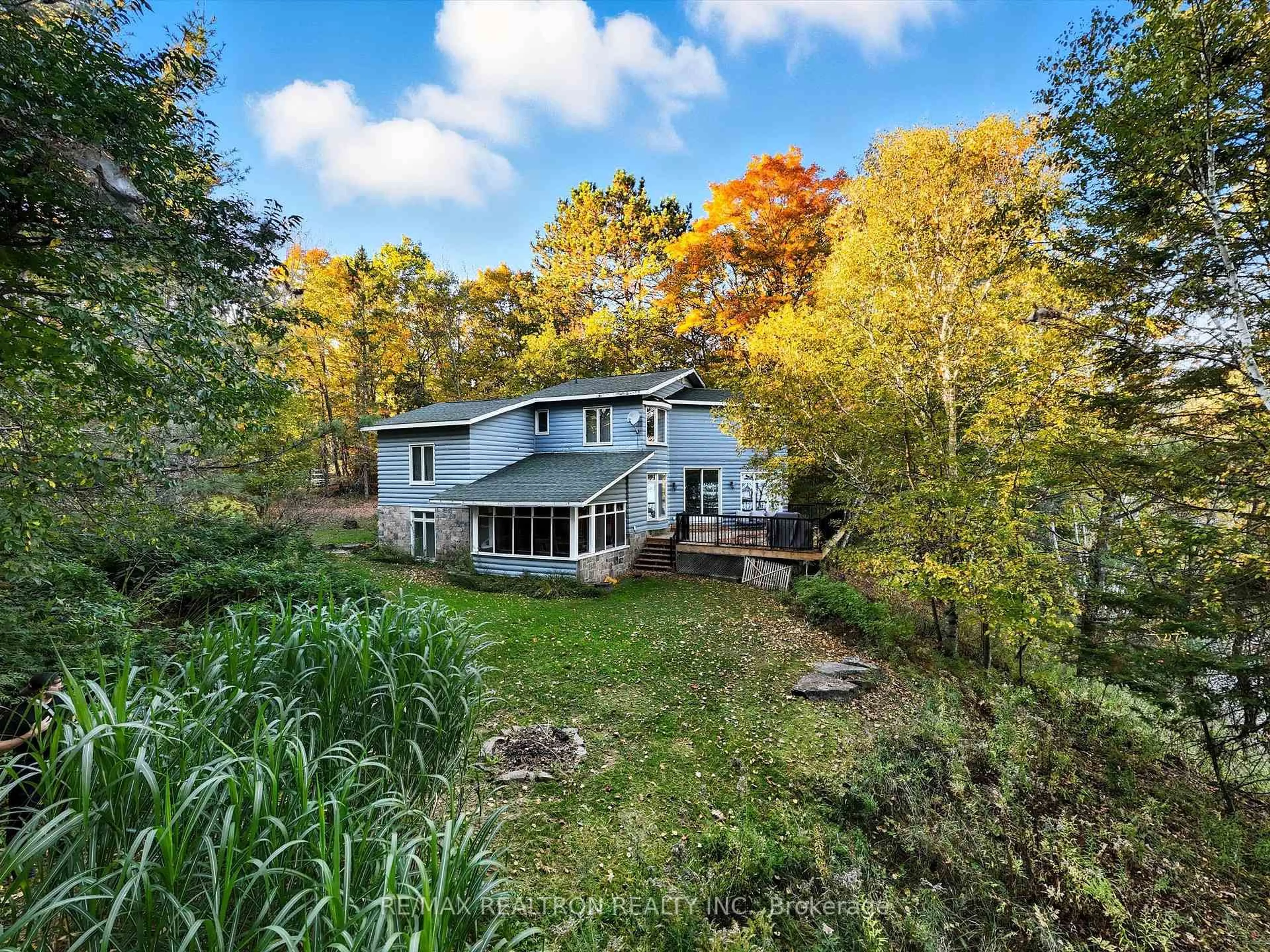 A pic from outside/outdoor area/front of a property/back of a property/a pic from drone, water/lake/river/ocean view for 23 Rocky Dr, Huntsville Ontario P1H 2J2