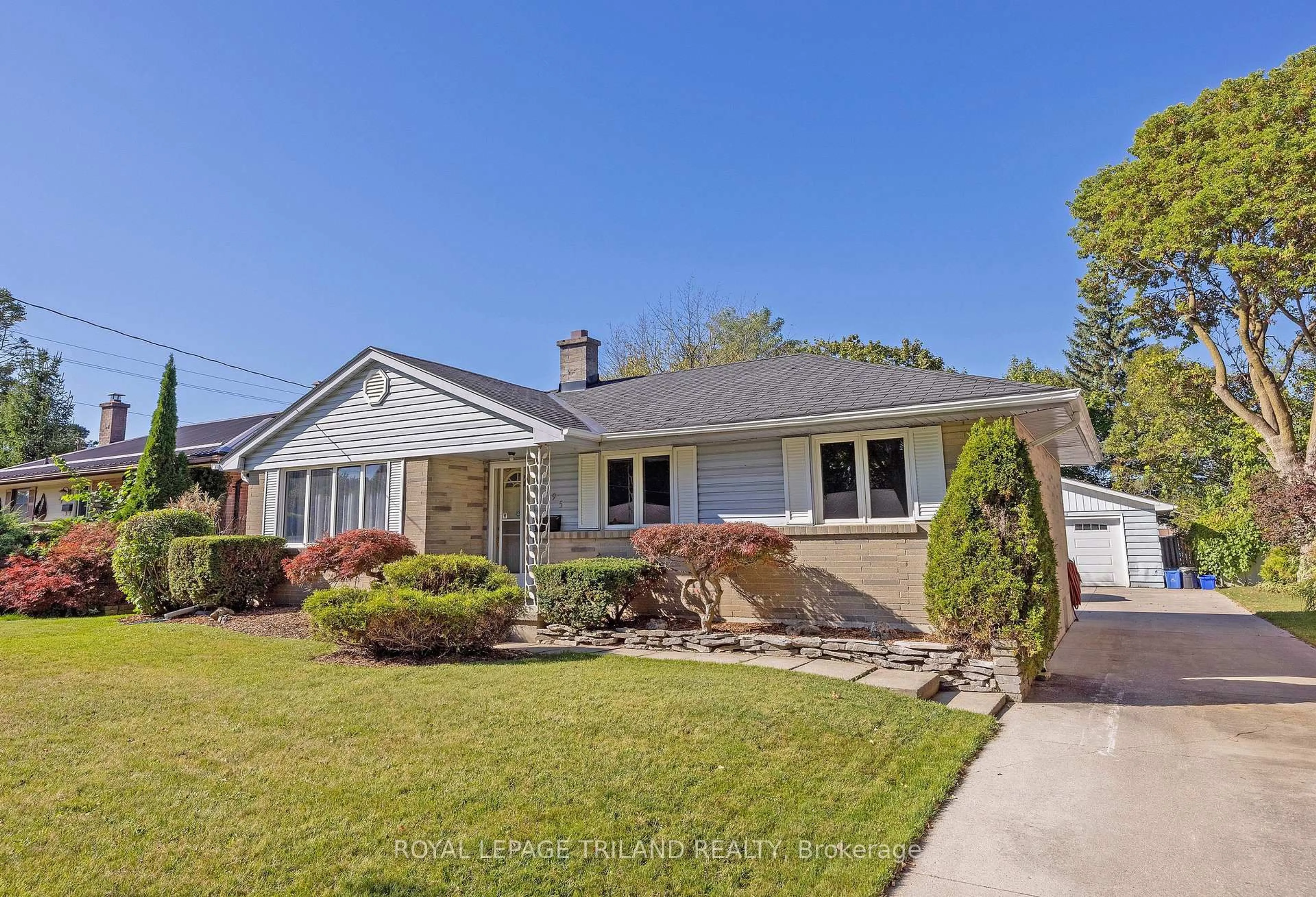 Home with vinyl exterior material, street for 395 Beachwood Ave, London South Ontario N6J 3J9