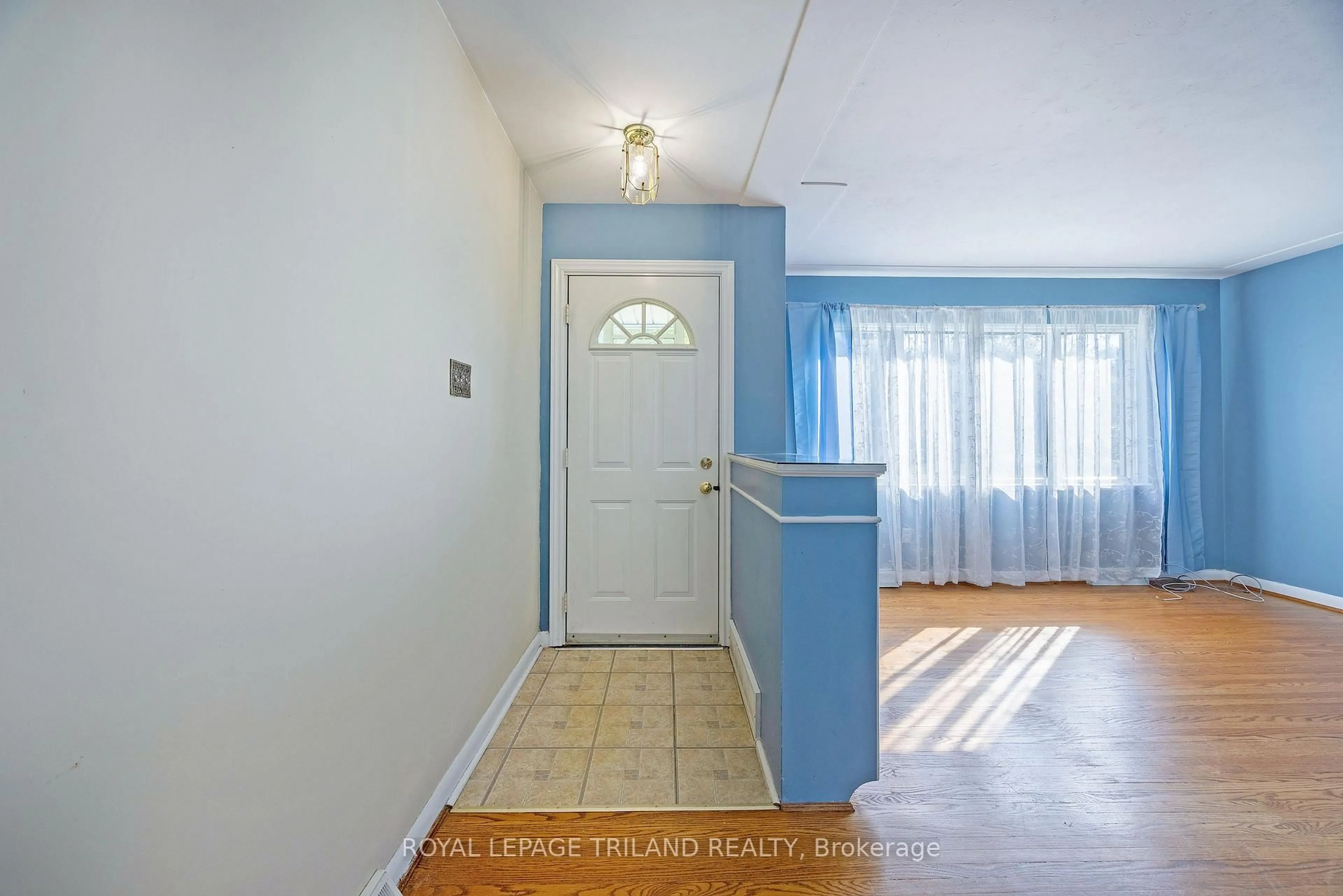 Indoor entryway for 395 Beachwood Ave, London South Ontario N6J 3J9