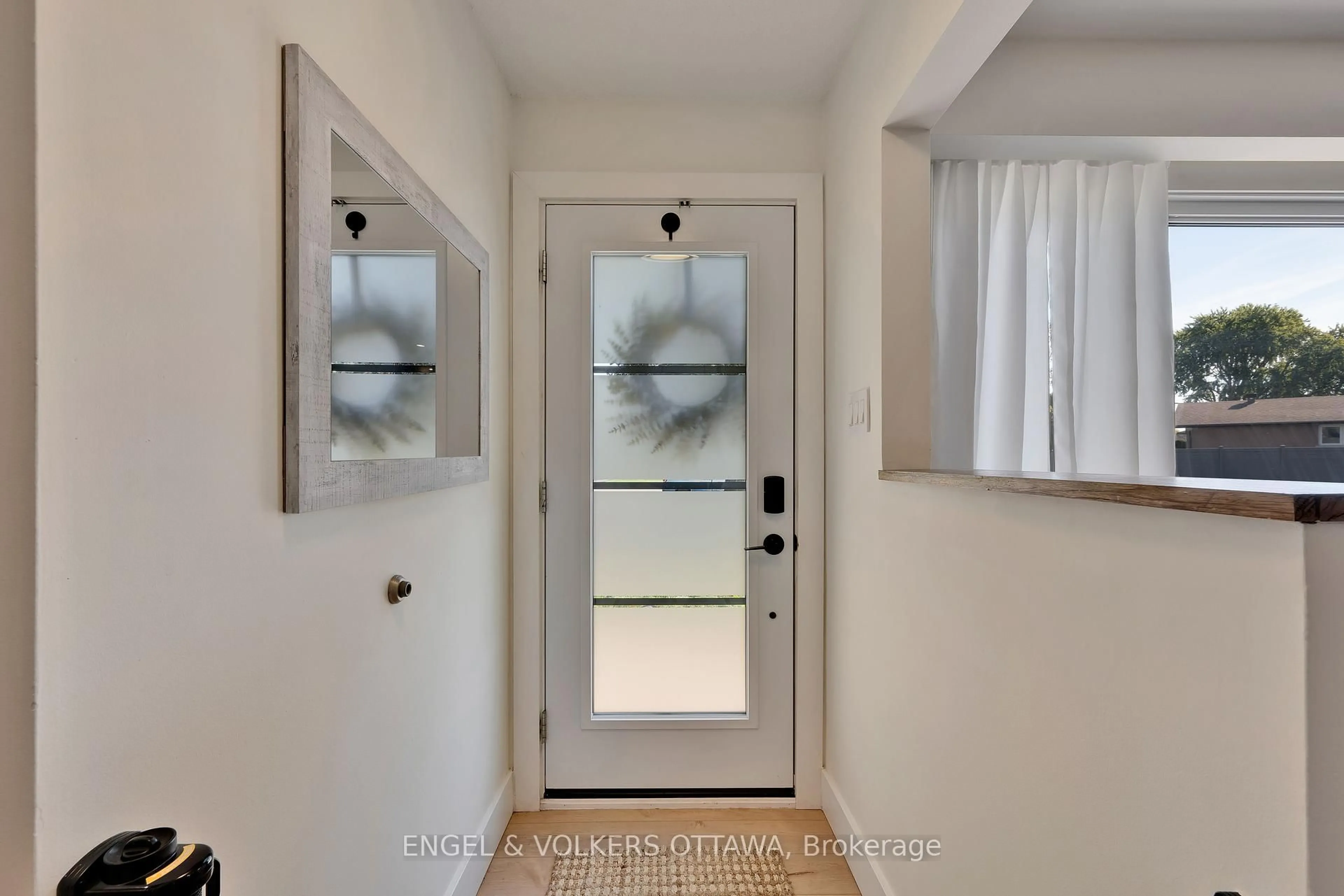 Indoor entryway for 10 Tanglewood Dr, Nepean Ontario K2H 6P3