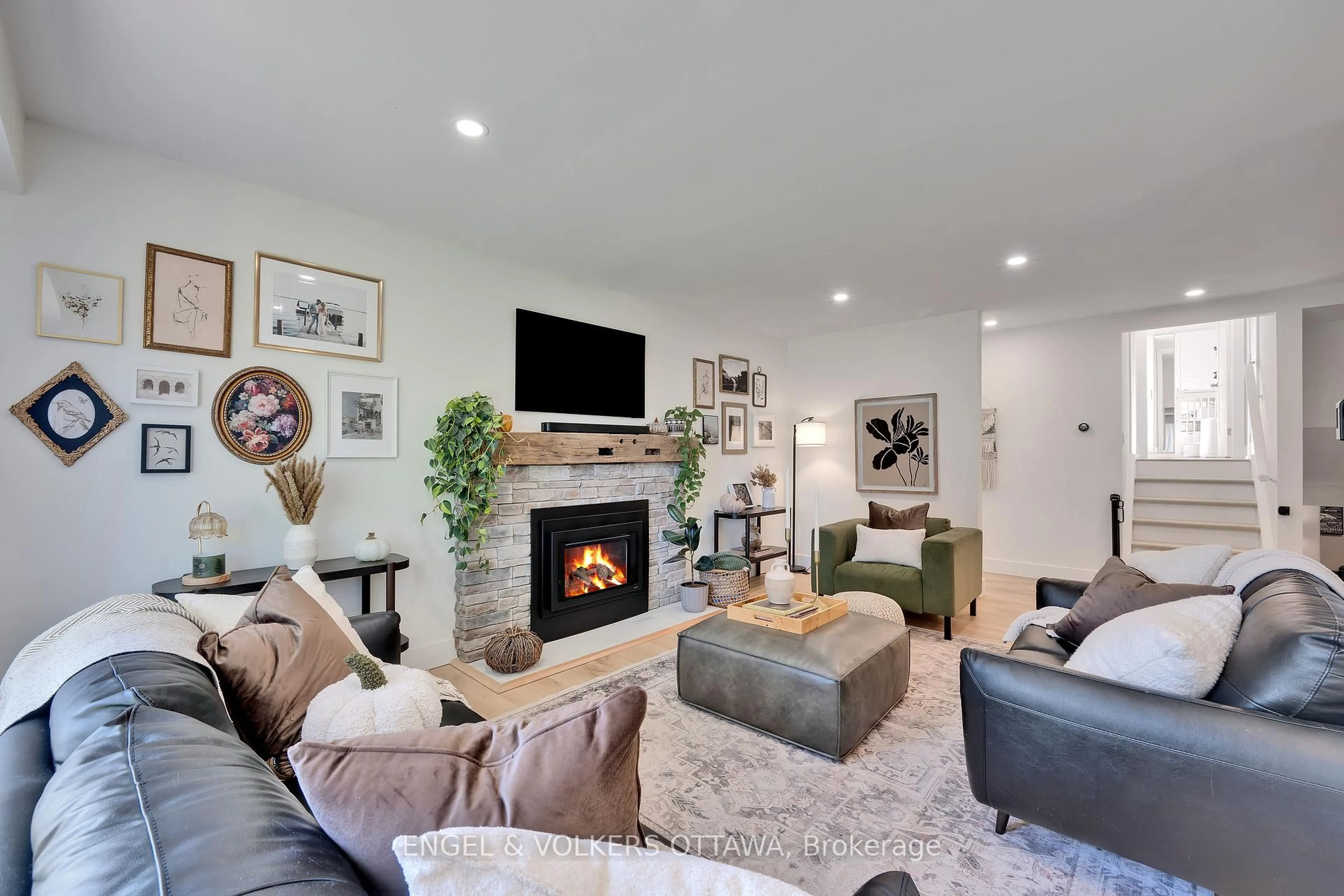 Living room with furniture, unknown for 10 Tanglewood Dr, Nepean Ontario K2H 6P3