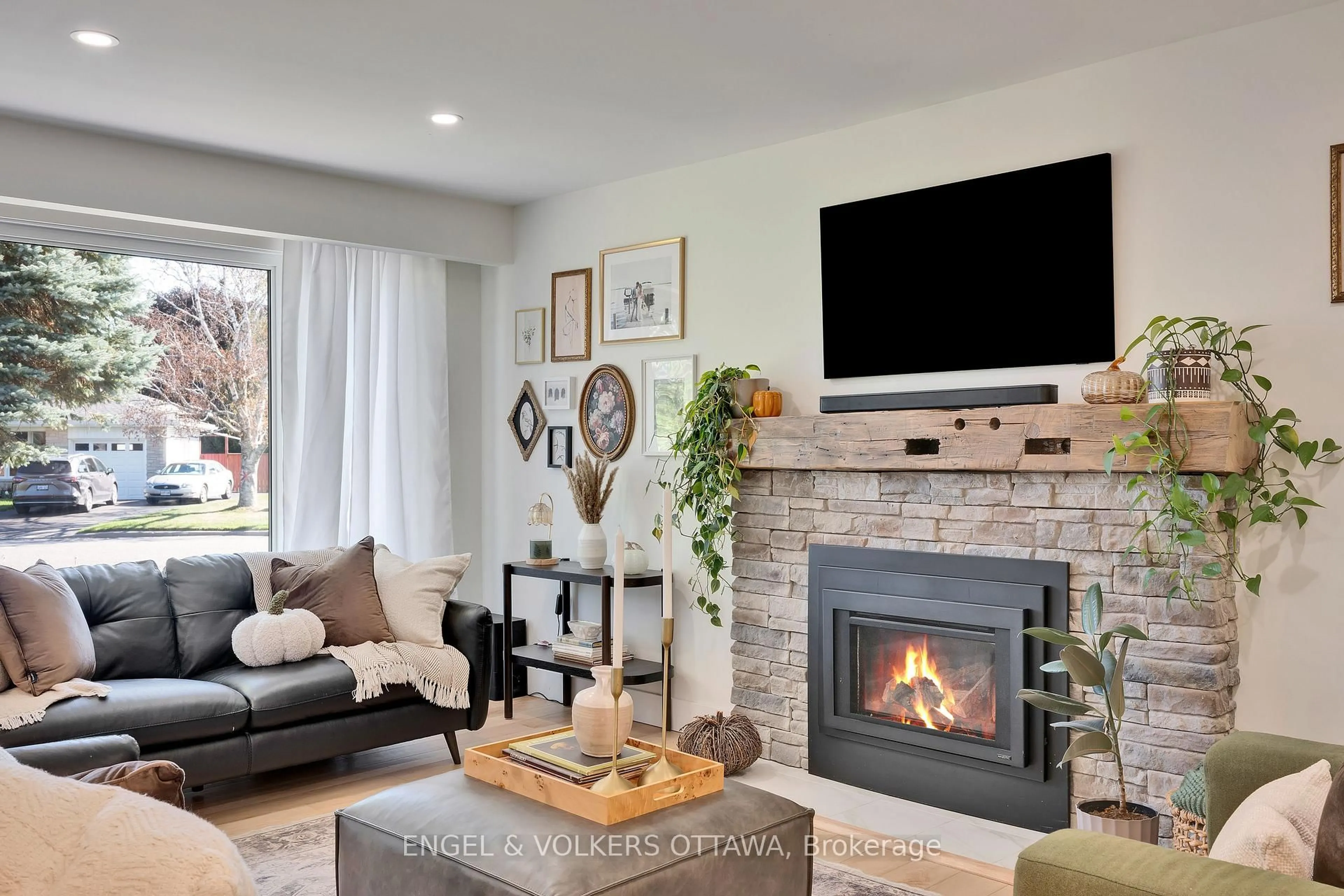 Living room with furniture, unknown for 10 Tanglewood Dr, Nepean Ontario K2H 6P3