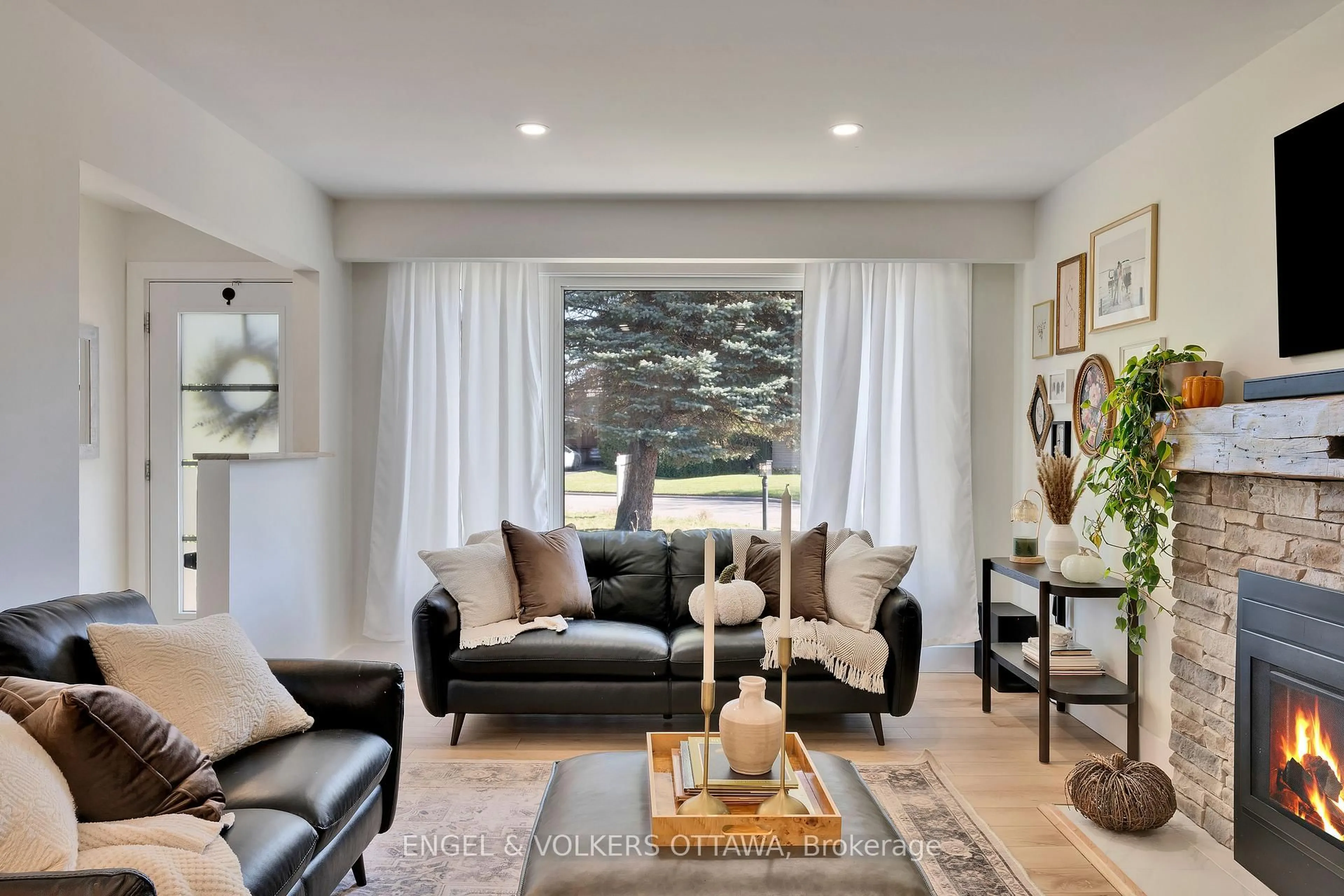 Living room with furniture, unknown for 10 Tanglewood Dr, Nepean Ontario K2H 6P3