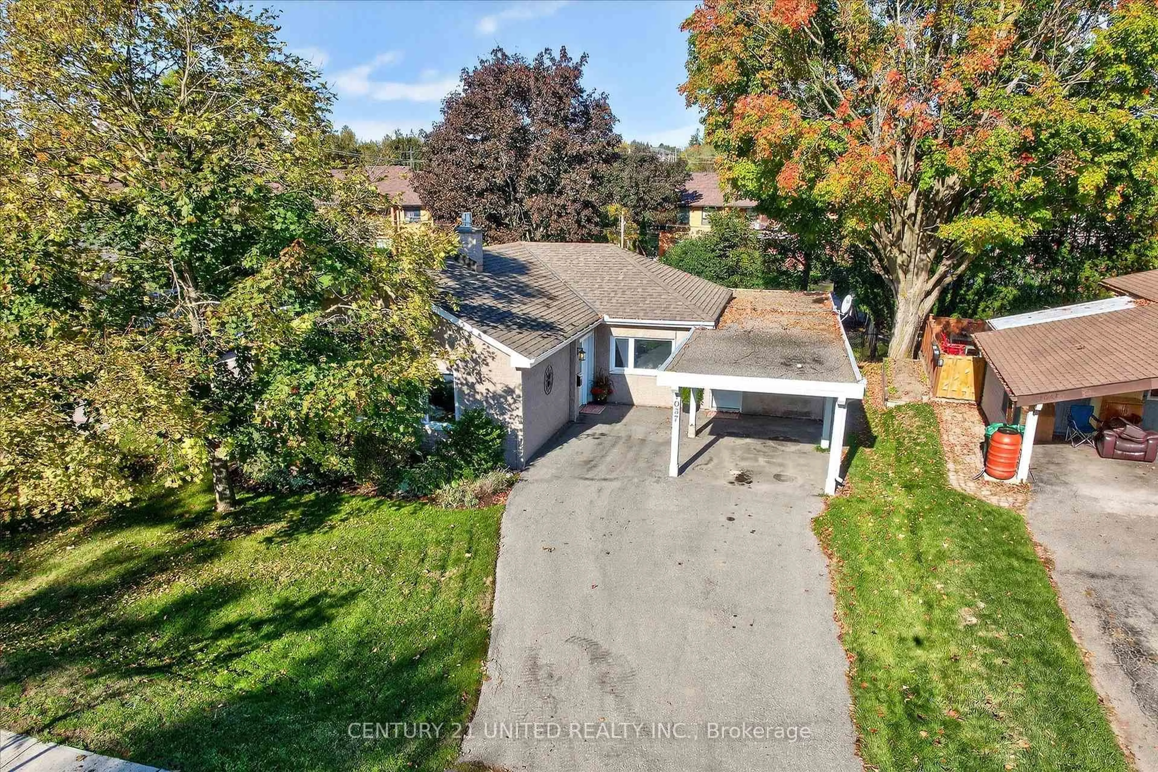 A pic from outside/outdoor area/front of a property/back of a property/a pic from drone, street for 1037 Glebemount Cres, Peterborough Ontario K9H 6M1