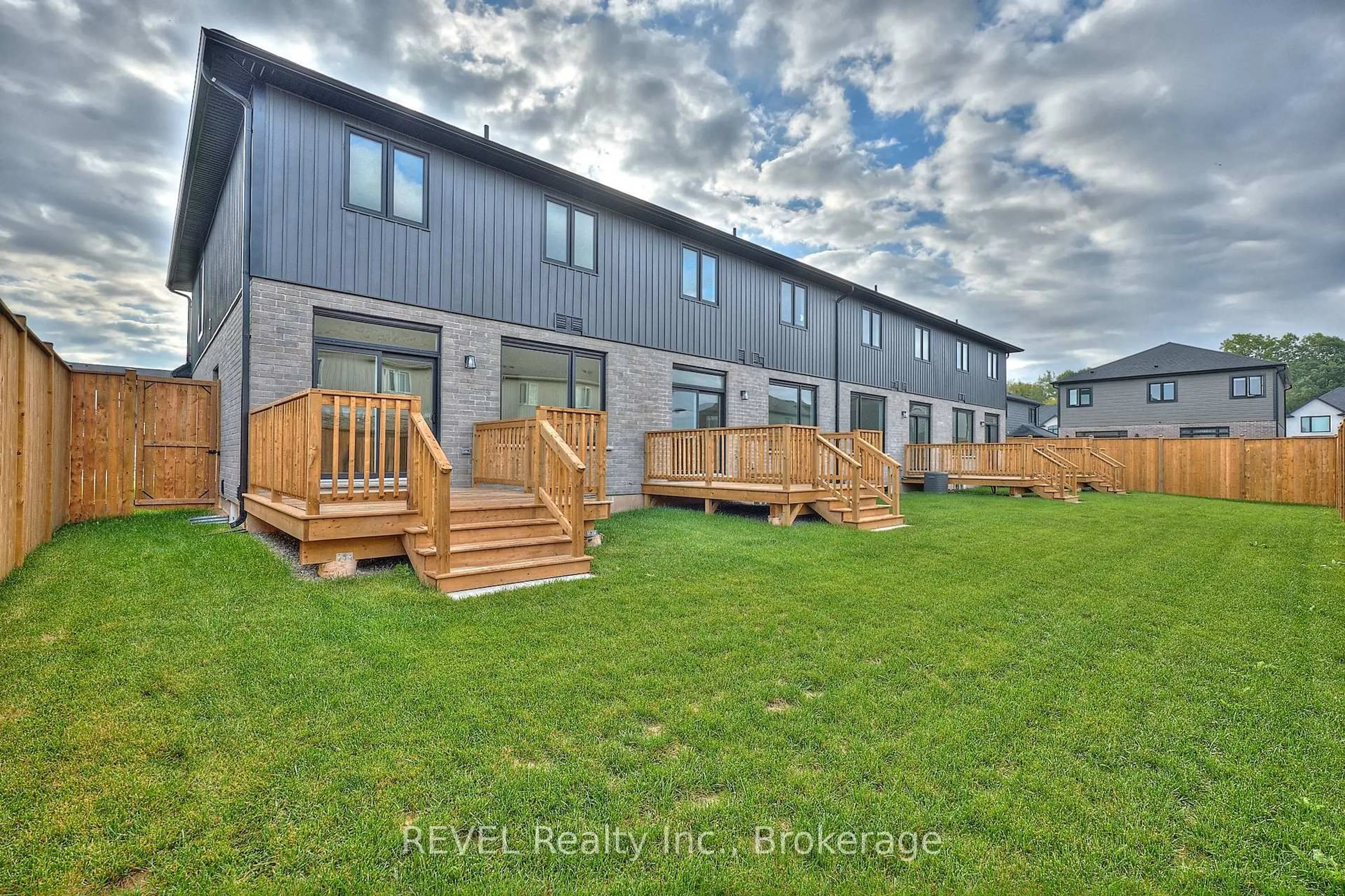 Patio, unknown for 7429 MATTEO Dr, Niagara Falls Ontario L2H 3T3