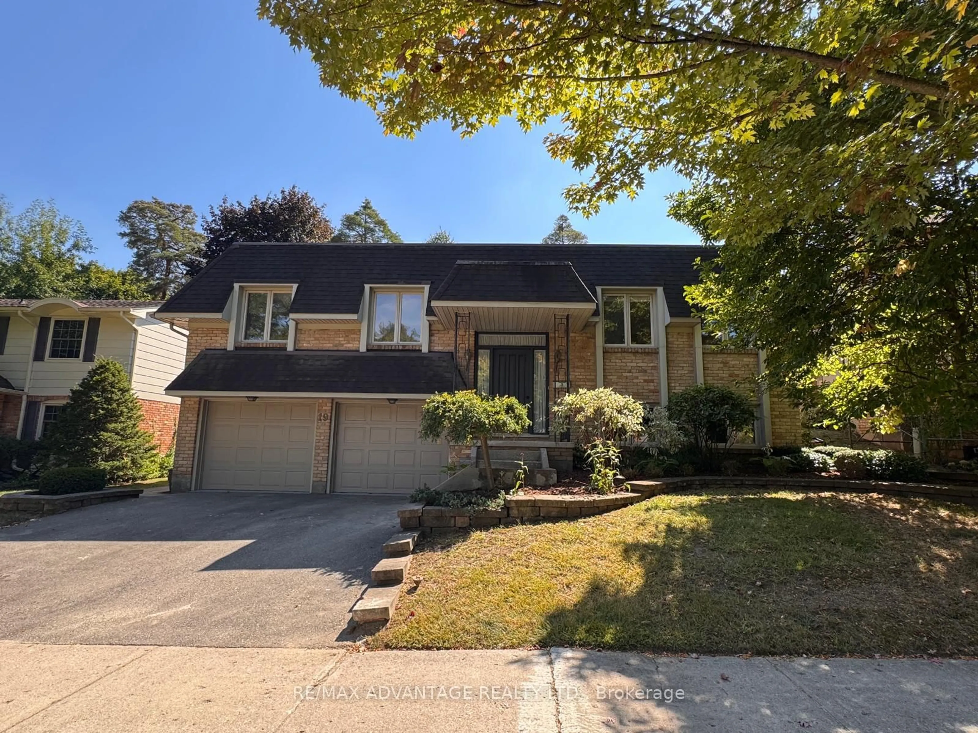 Home with vinyl exterior material, street for 19 TANGLEWOOD Ave, London South Ontario N6K 2B6