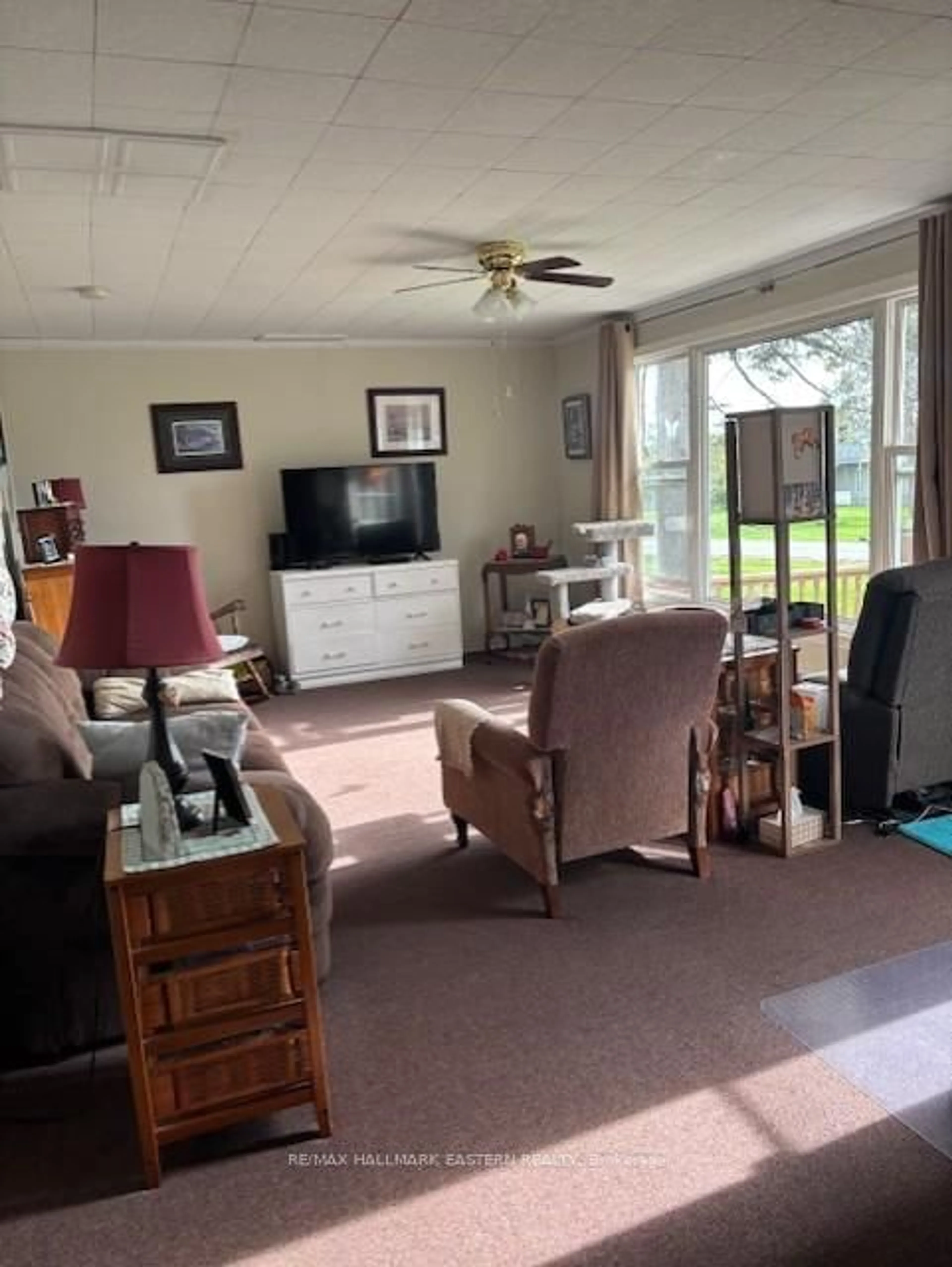 Living room with furniture, unknown for 10 Sunset Dr, Curve Lake First Nation 35 Ontario K0L 1R0