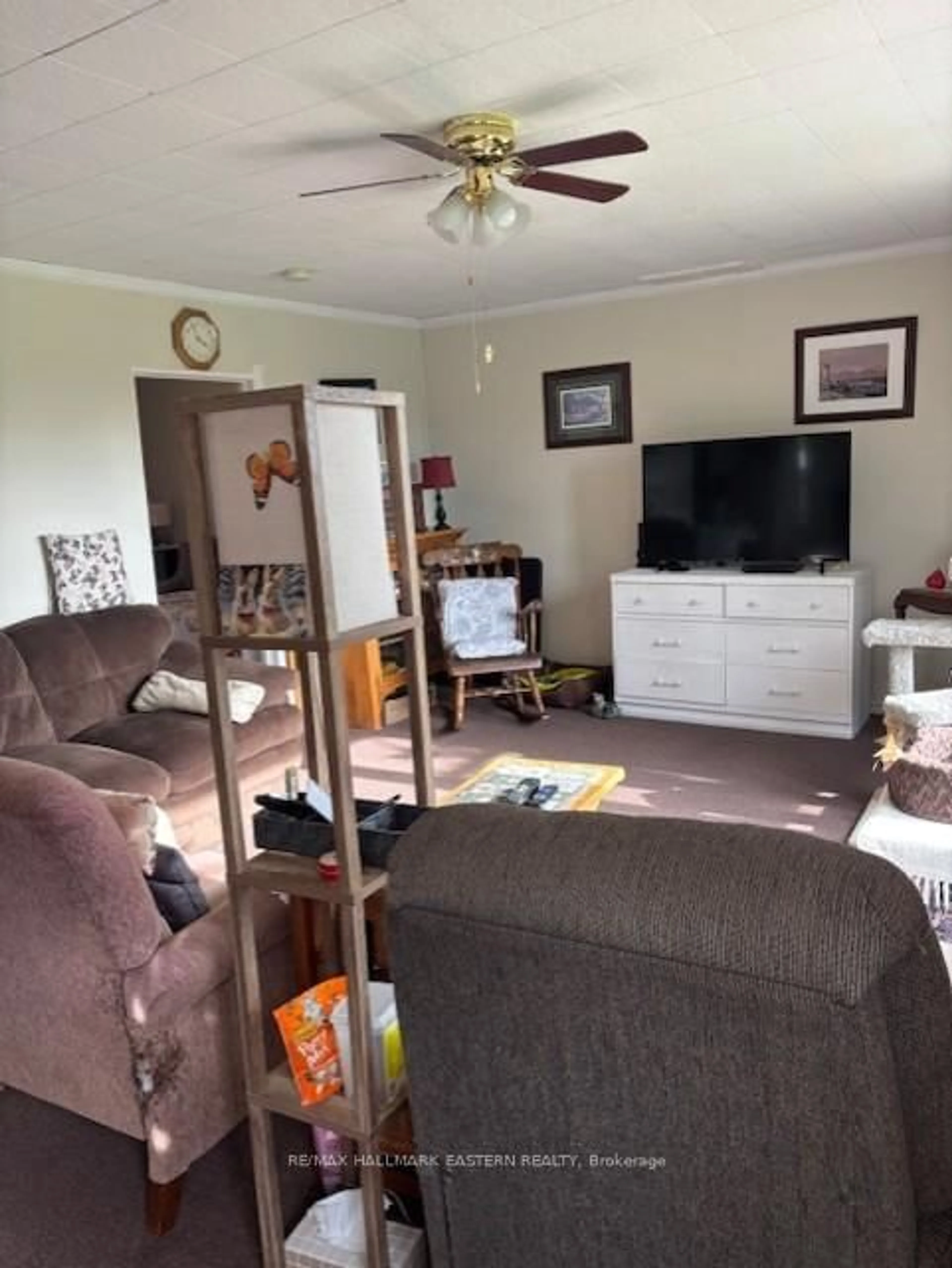 Living room with furniture, unknown for 10 Sunset Dr, Curve Lake First Nation 35 Ontario K0L 1R0