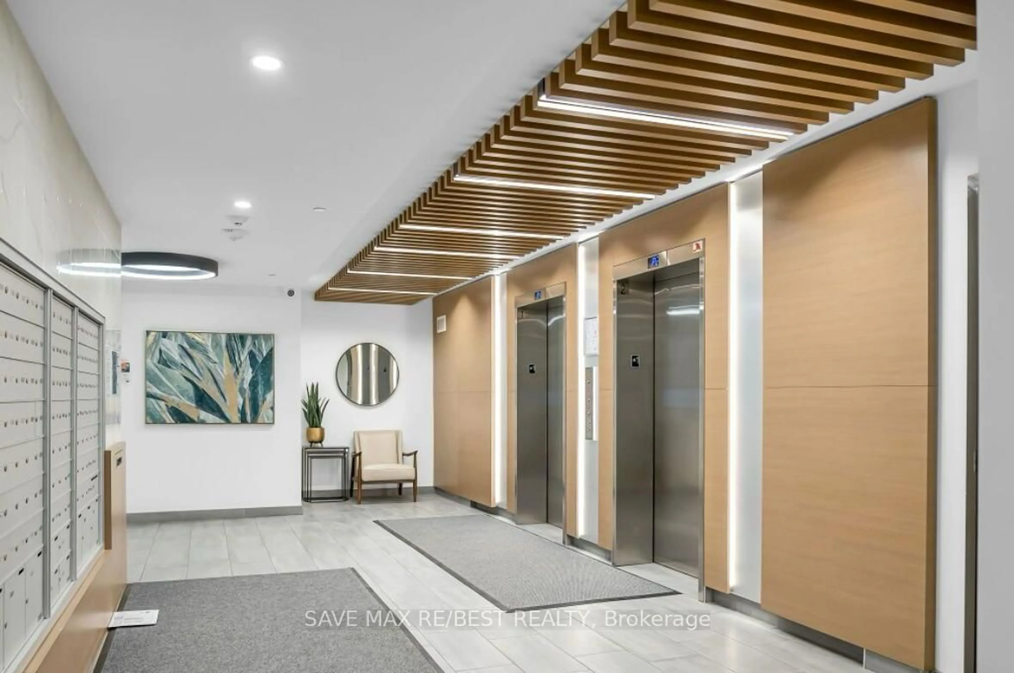 Indoor foyer for 104 Garment St #1402, Kitchener Ontario N2G 0C8