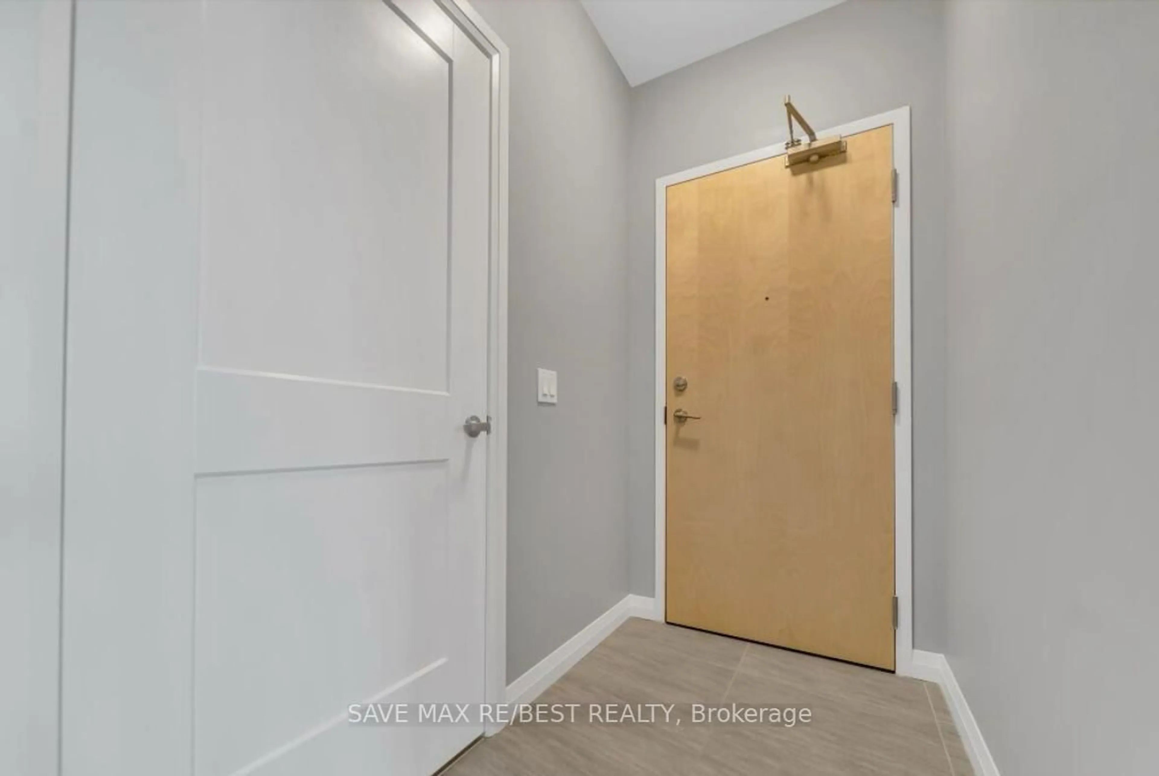 Indoor entryway for 104 Garment St #1402, Kitchener Ontario N2G 0C8