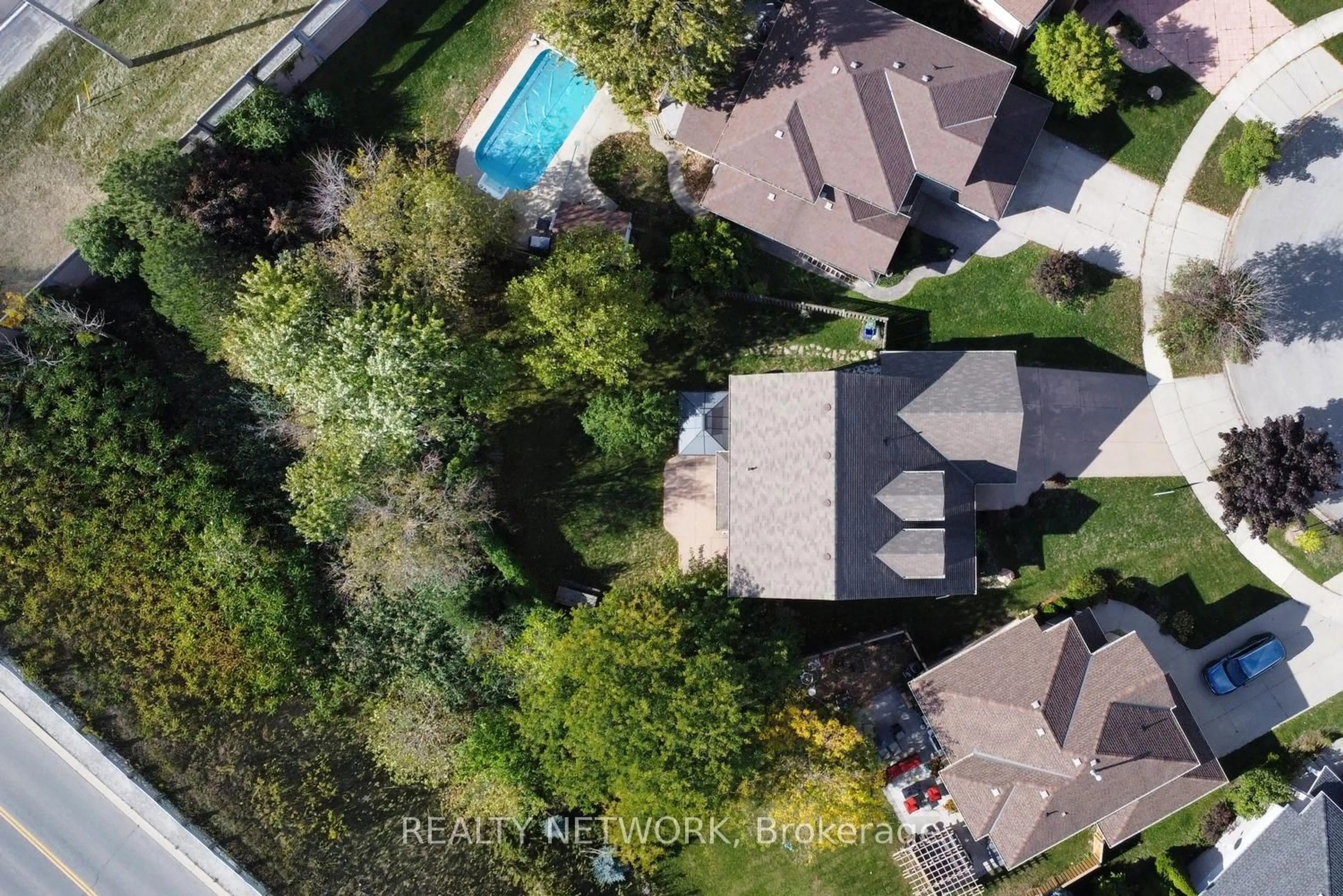 A pic from outside/outdoor area/front of a property/back of a property/a pic from drone, unknown for 29 Riviera Rdge, Hamilton Ontario L8E 5E6
