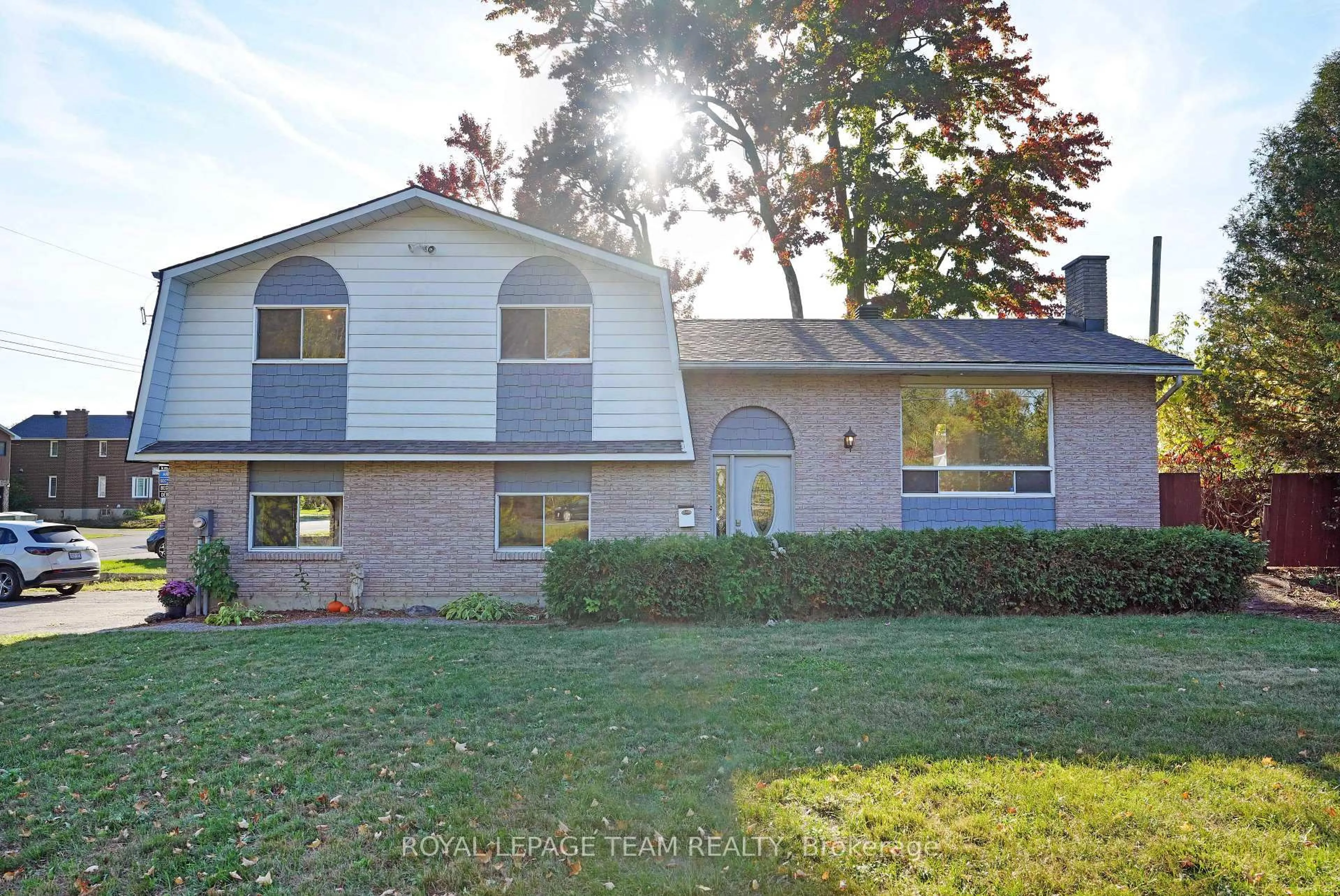 Home with vinyl exterior material, street for 1991 Kingsdale Ave, Ottawa Ontario K1T 1H9