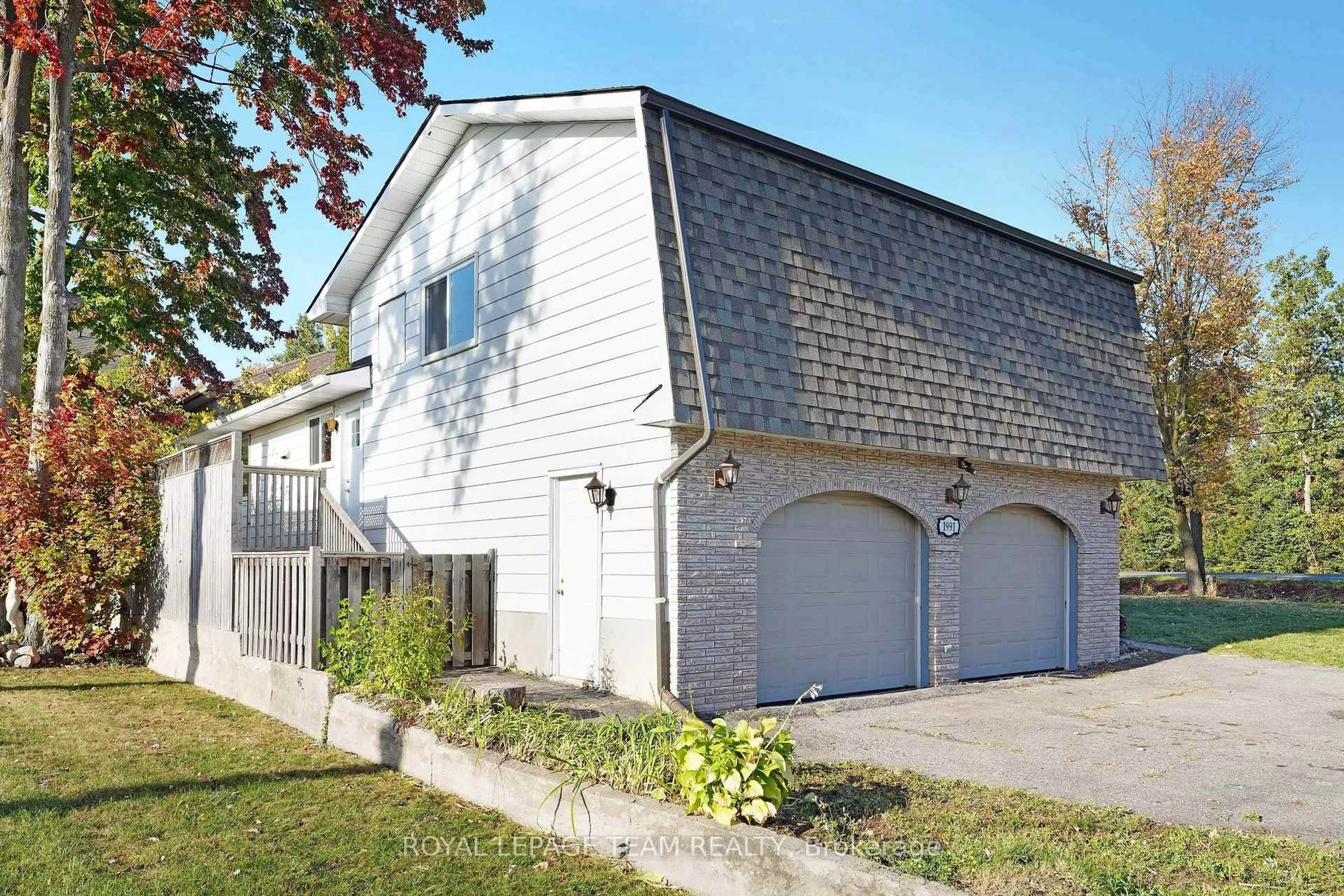 Home with vinyl exterior material, street for 1991 Kingsdale Ave, Ottawa Ontario K1T 1H9