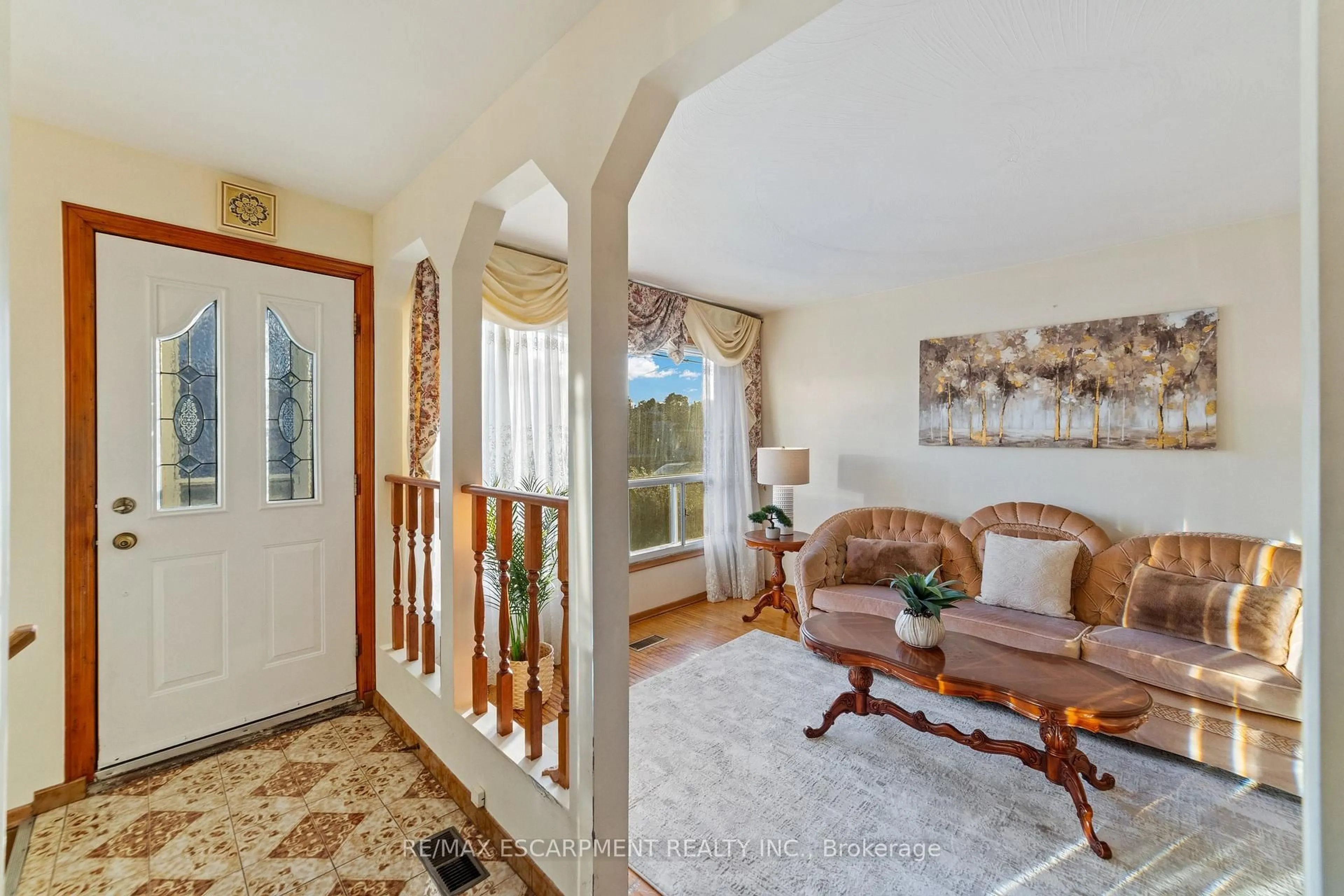 Indoor entryway for 99 Edinburgh Ave, Hamilton Ontario L8H 2C6