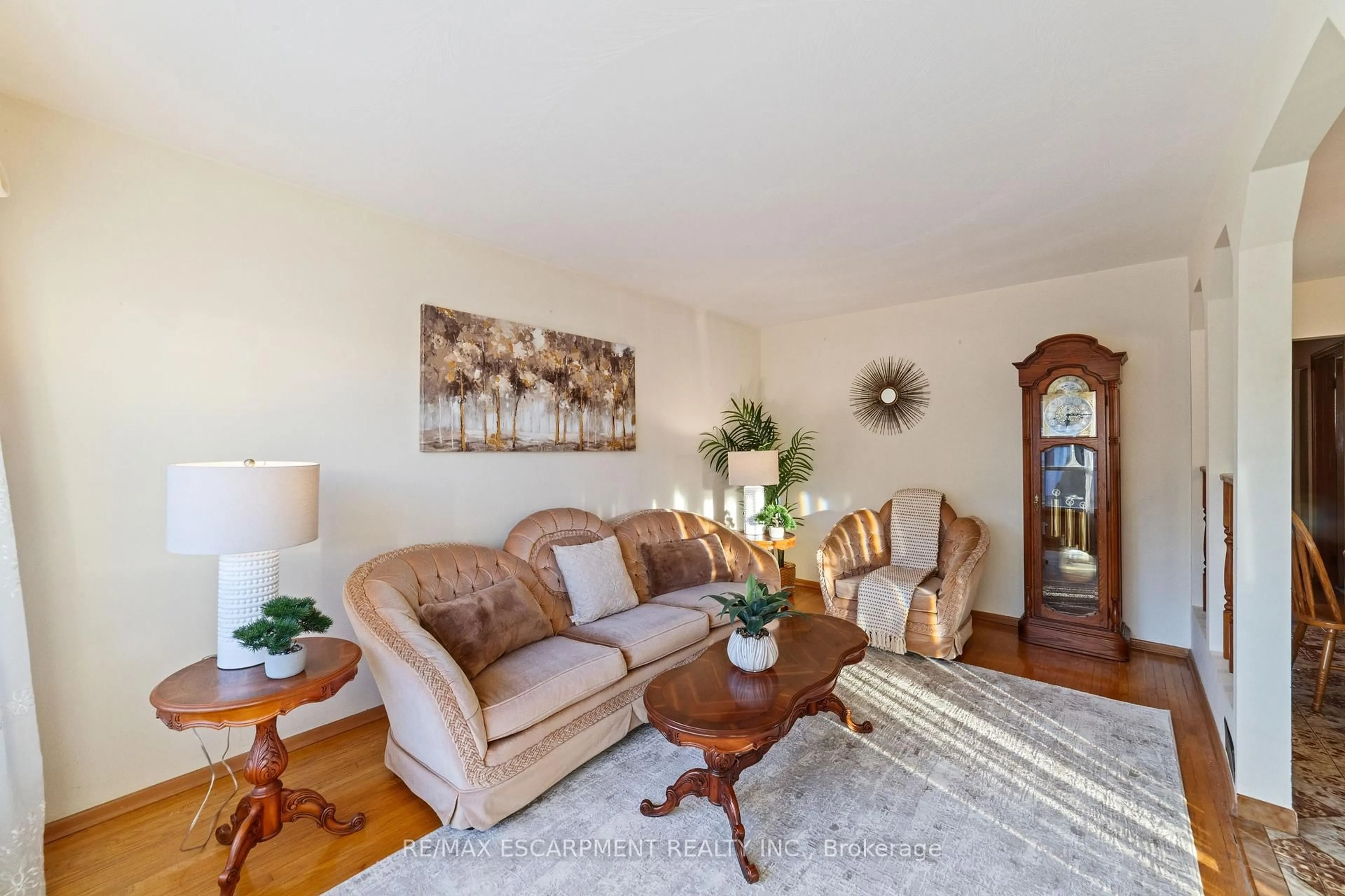 Living room with furniture, unknown for 99 Edinburgh Ave, Hamilton Ontario L8H 2C6