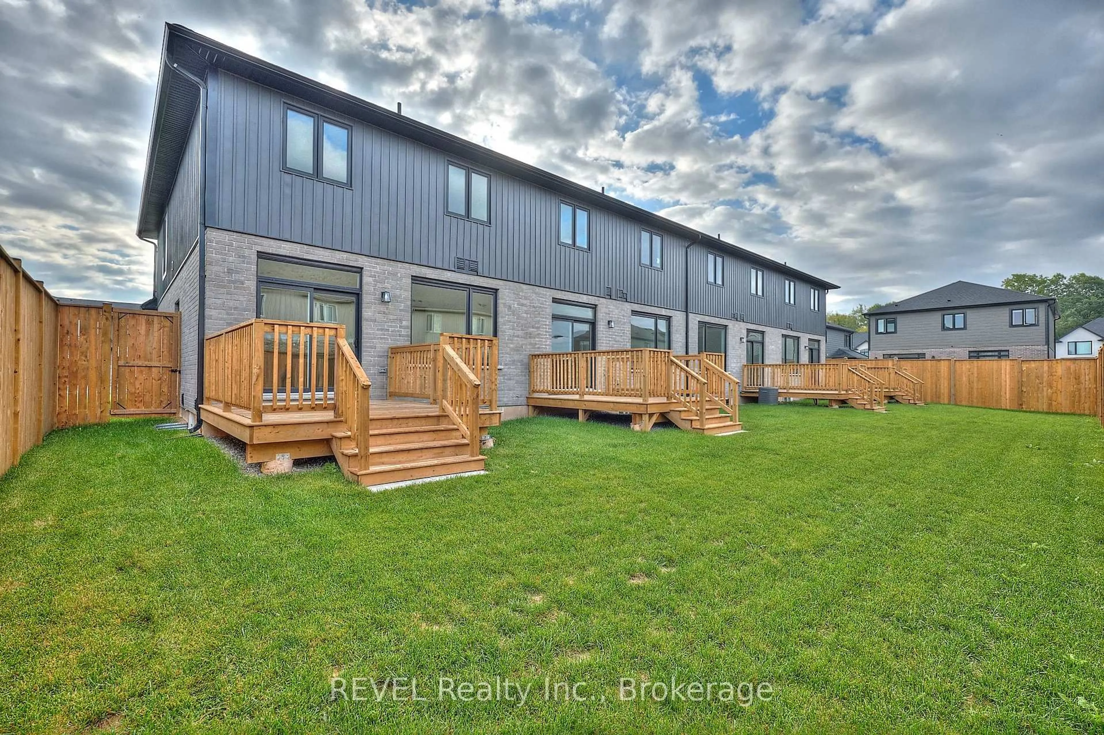 Patio, unknown for 7437 Matteo Dr, Niagara Falls Ontario L2H 3T3