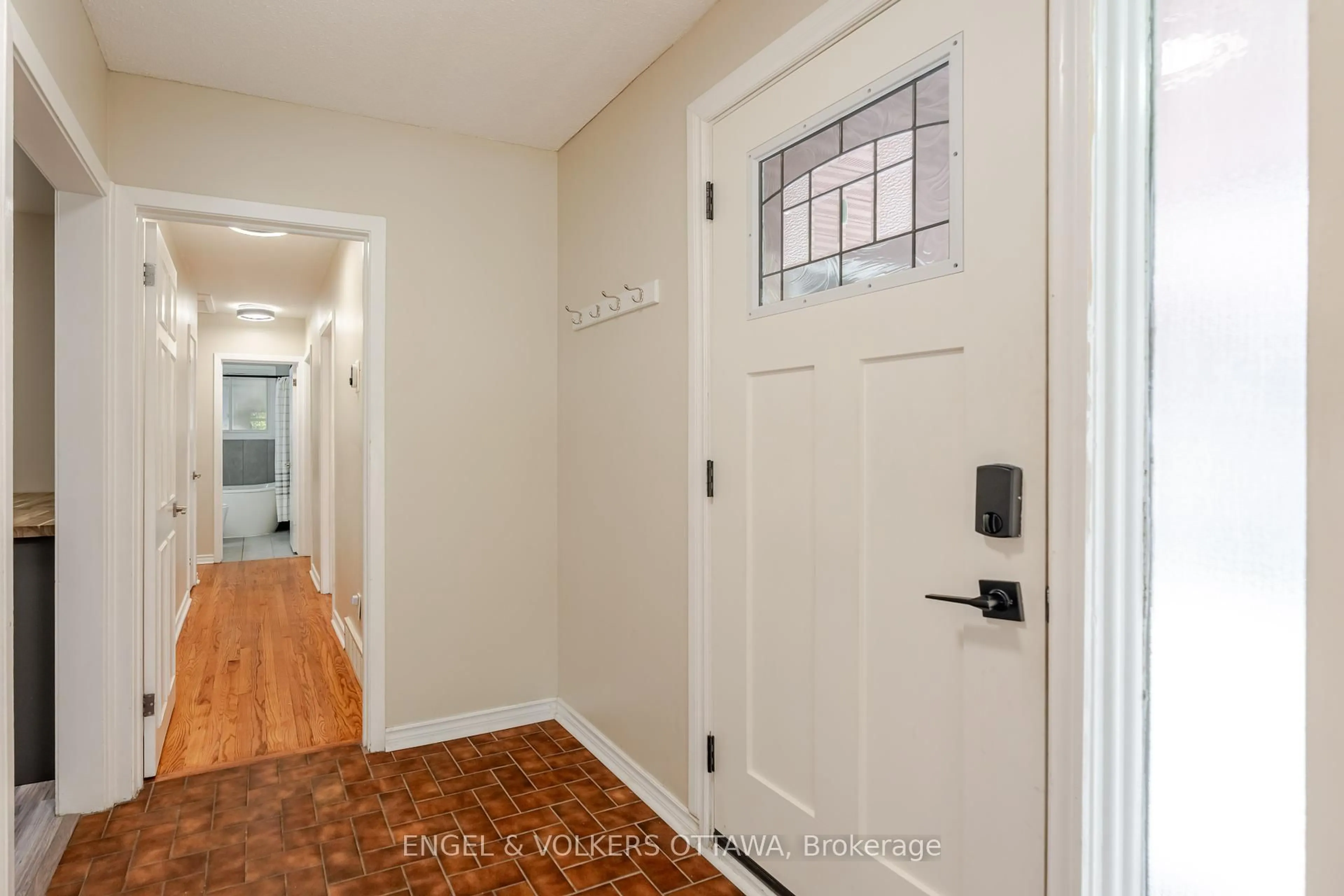 Indoor entryway for 3001 Rankin St, Ottawa Ontario K1V 8L2
