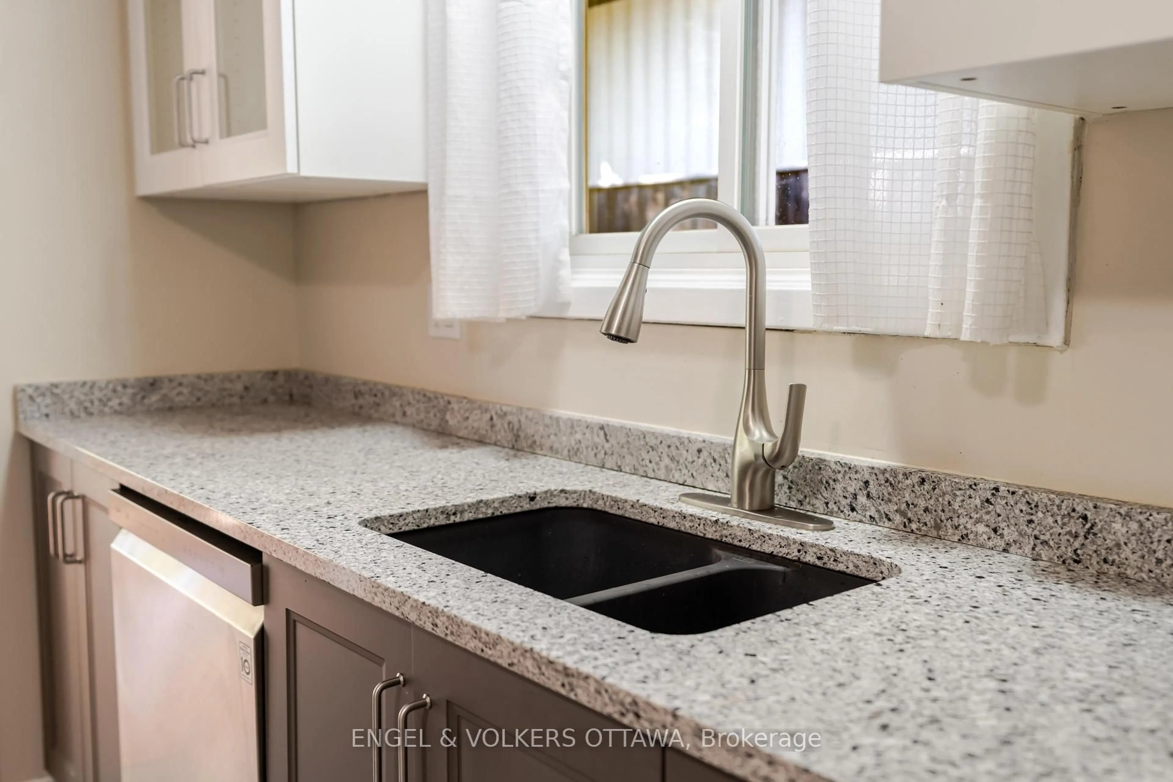 Unknown for 3001 Rankin St, Ottawa Ontario K1V 8L2