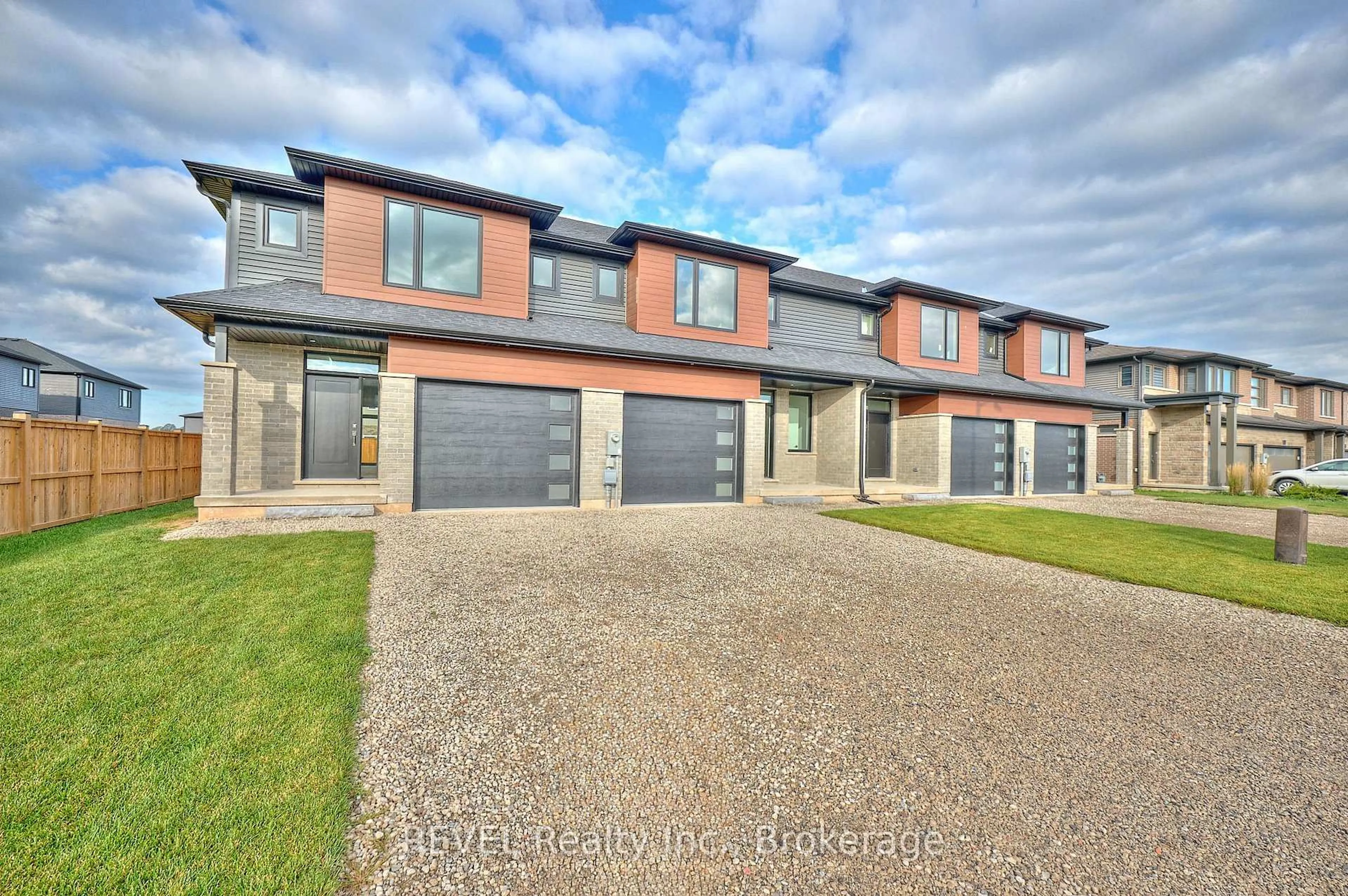 A pic from outside/outdoor area/front of a property/back of a property/a pic from drone, street for 7445 Matteo Dr, Niagara Falls Ontario L2H 3T3