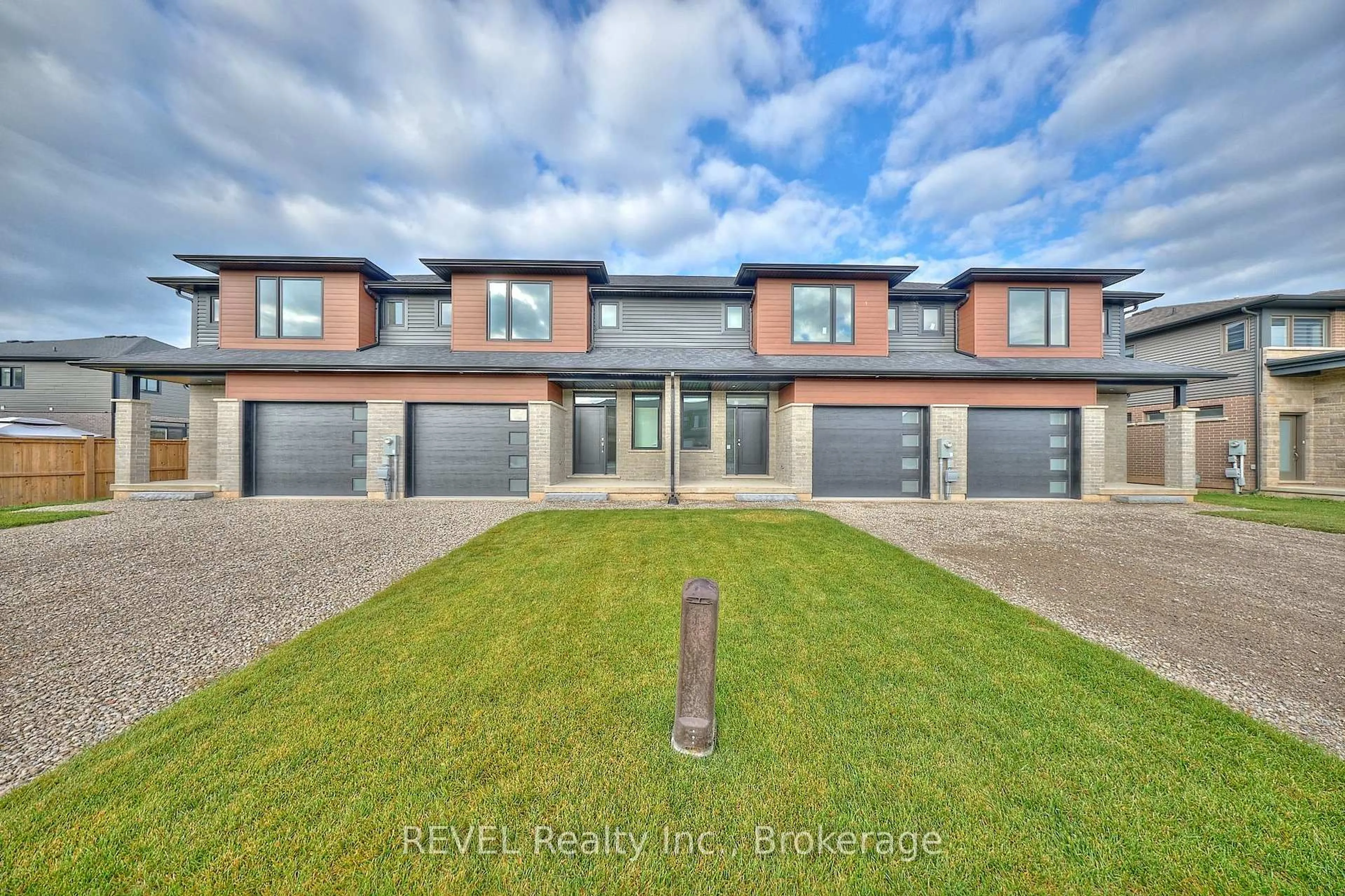 A pic from outside/outdoor area/front of a property/back of a property/a pic from drone, street for 7445 Matteo Dr, Niagara Falls Ontario L2H 3T3