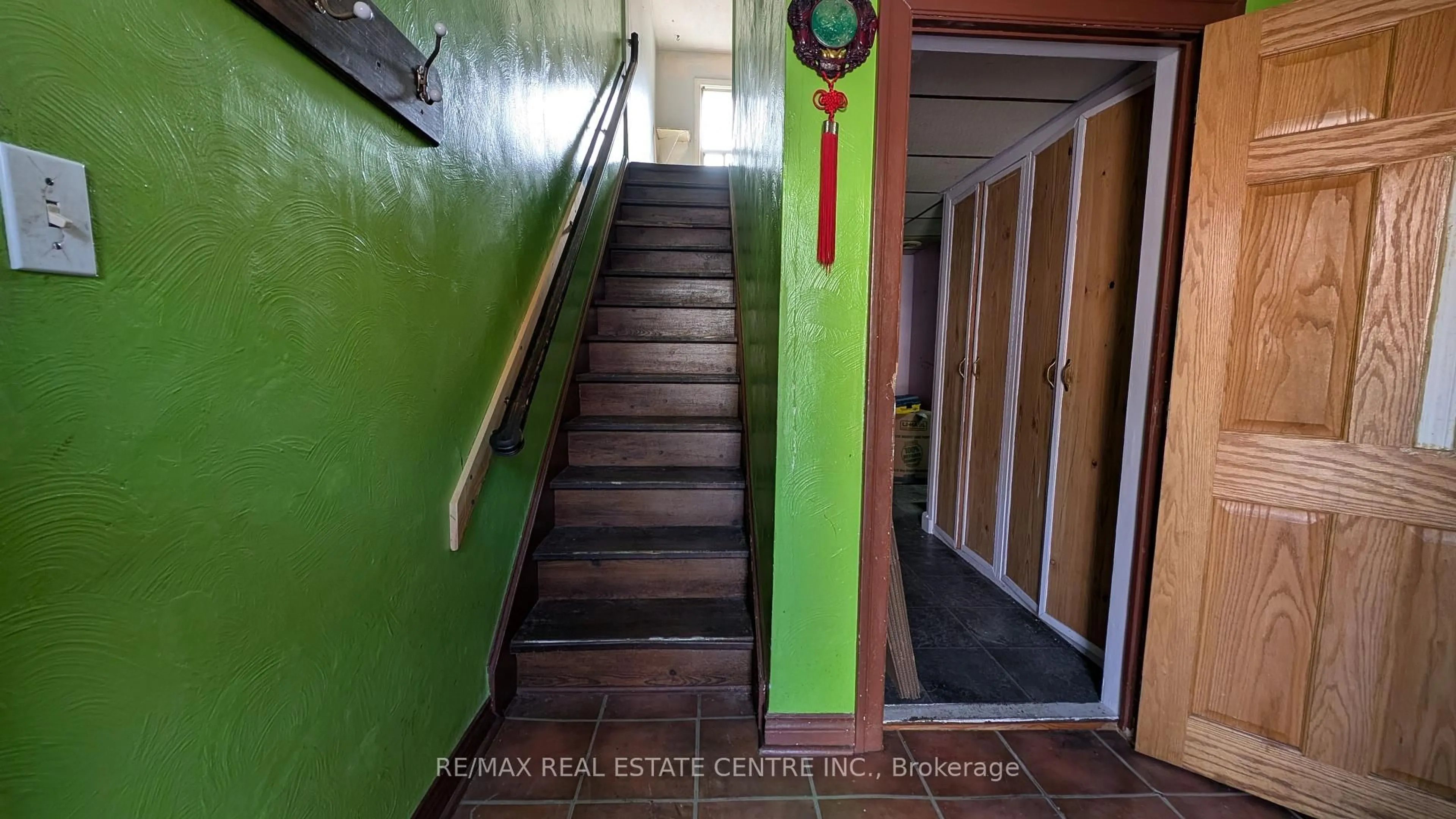 Indoor foyer for 68 Magill St, Hamilton Ontario L8R 2Y5