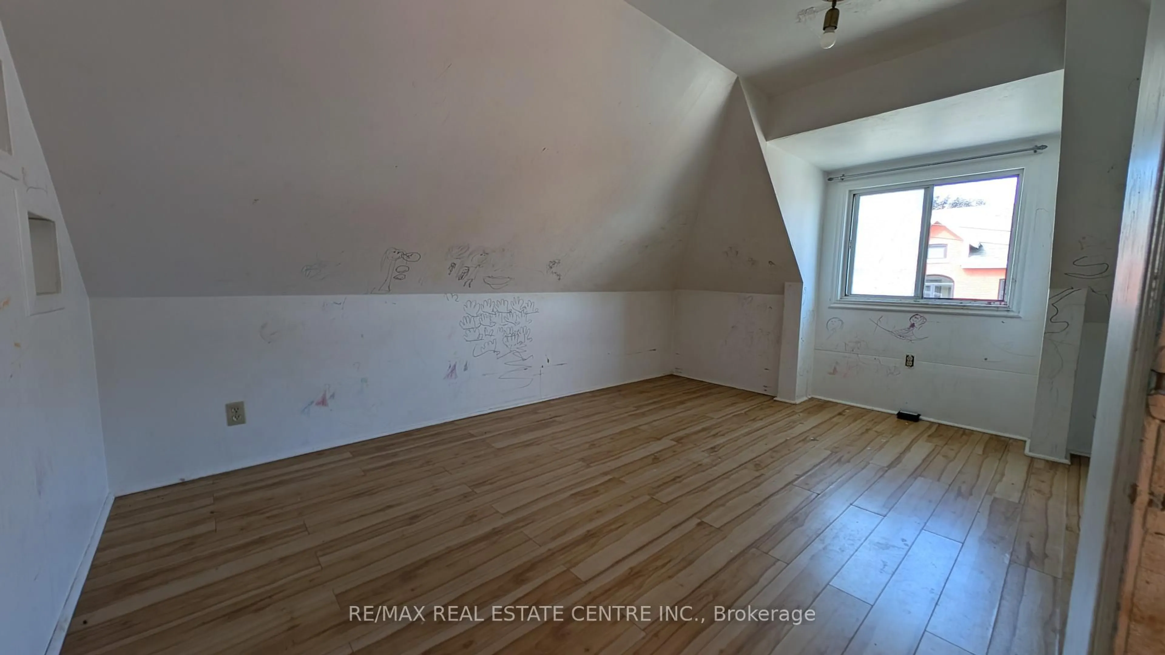 A pic of a room for 68 Magill St, Hamilton Ontario L8R 2Y5