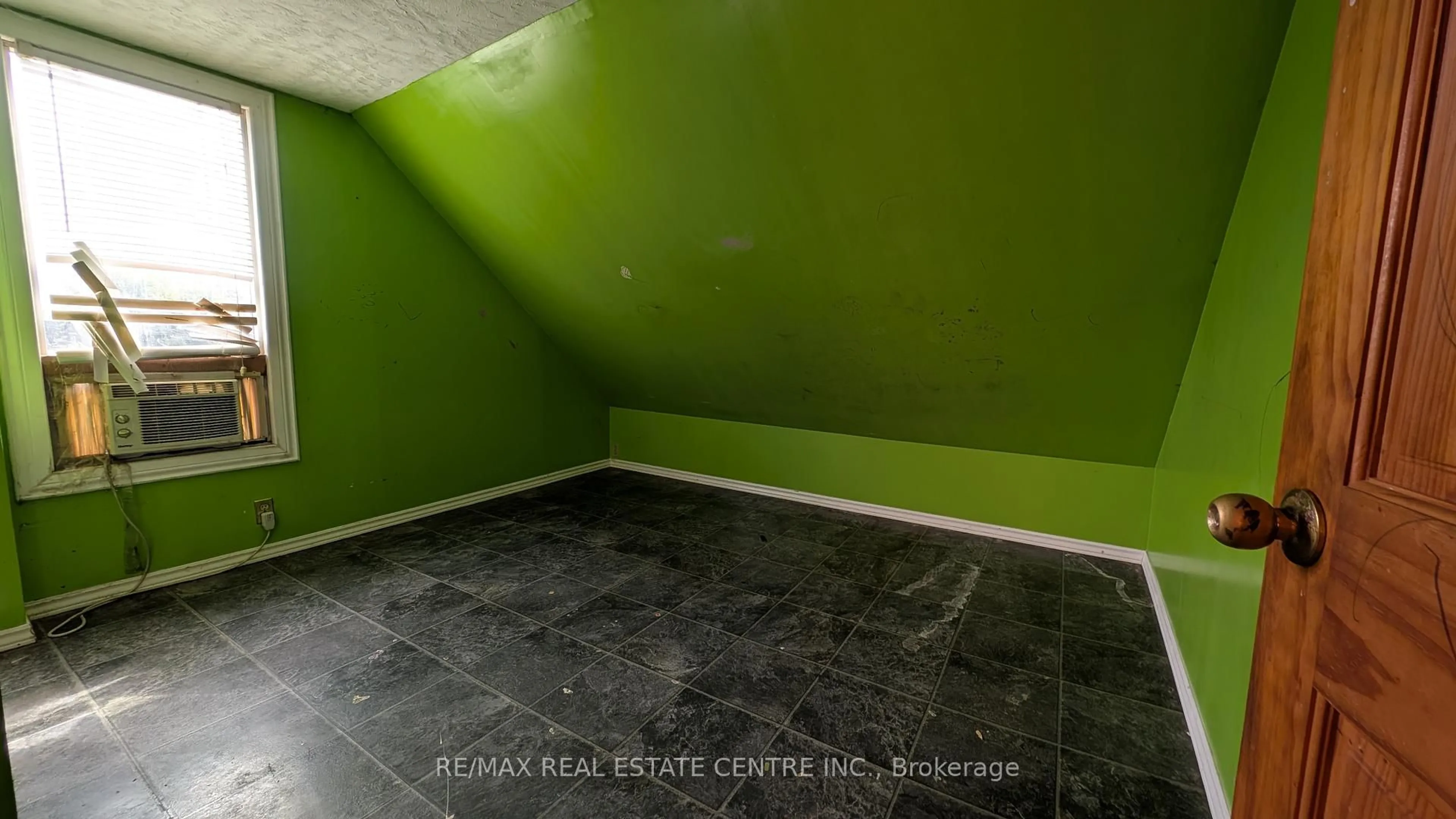 A pic of a room for 68 Magill St, Hamilton Ontario L8R 2Y5