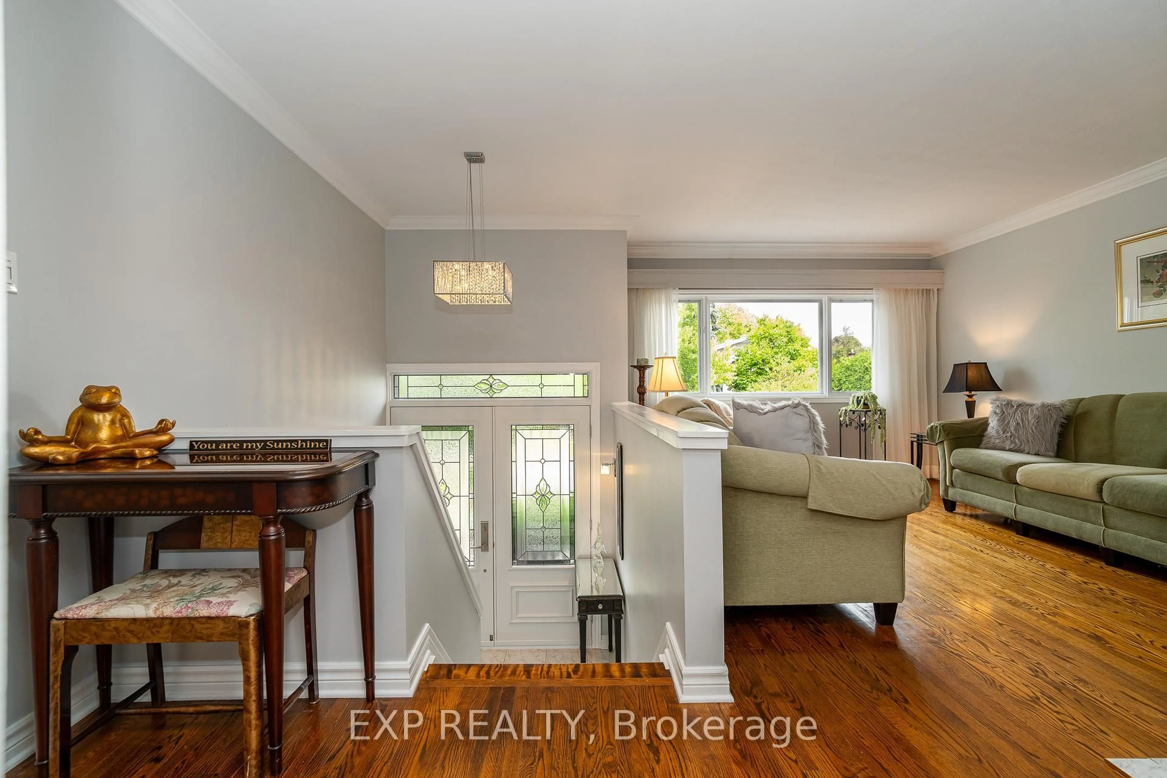 Indoor entryway for 1828 Lorraine Ave, Ottawa Ontario K1H 6Z8